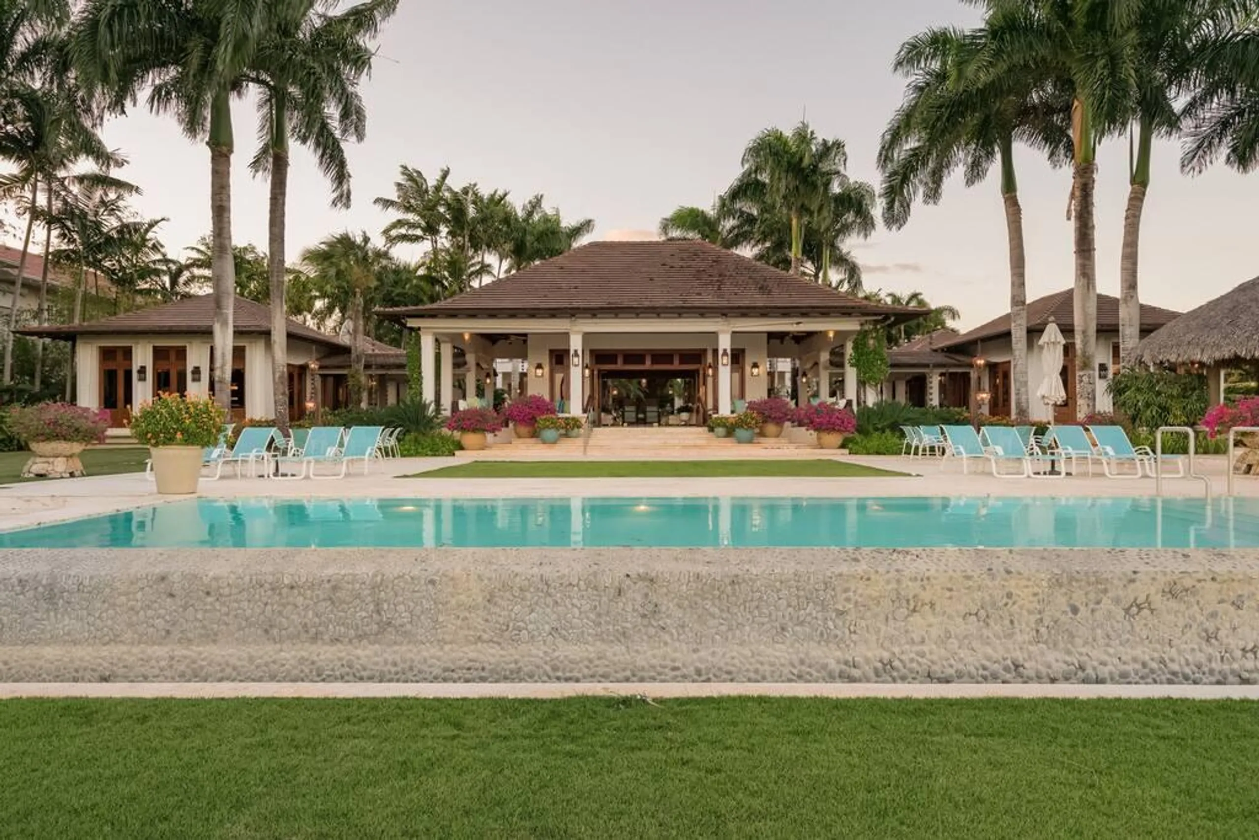 Princely Oceanside Villa with Private Pool and Panoramic Ocean Views — photograph 10