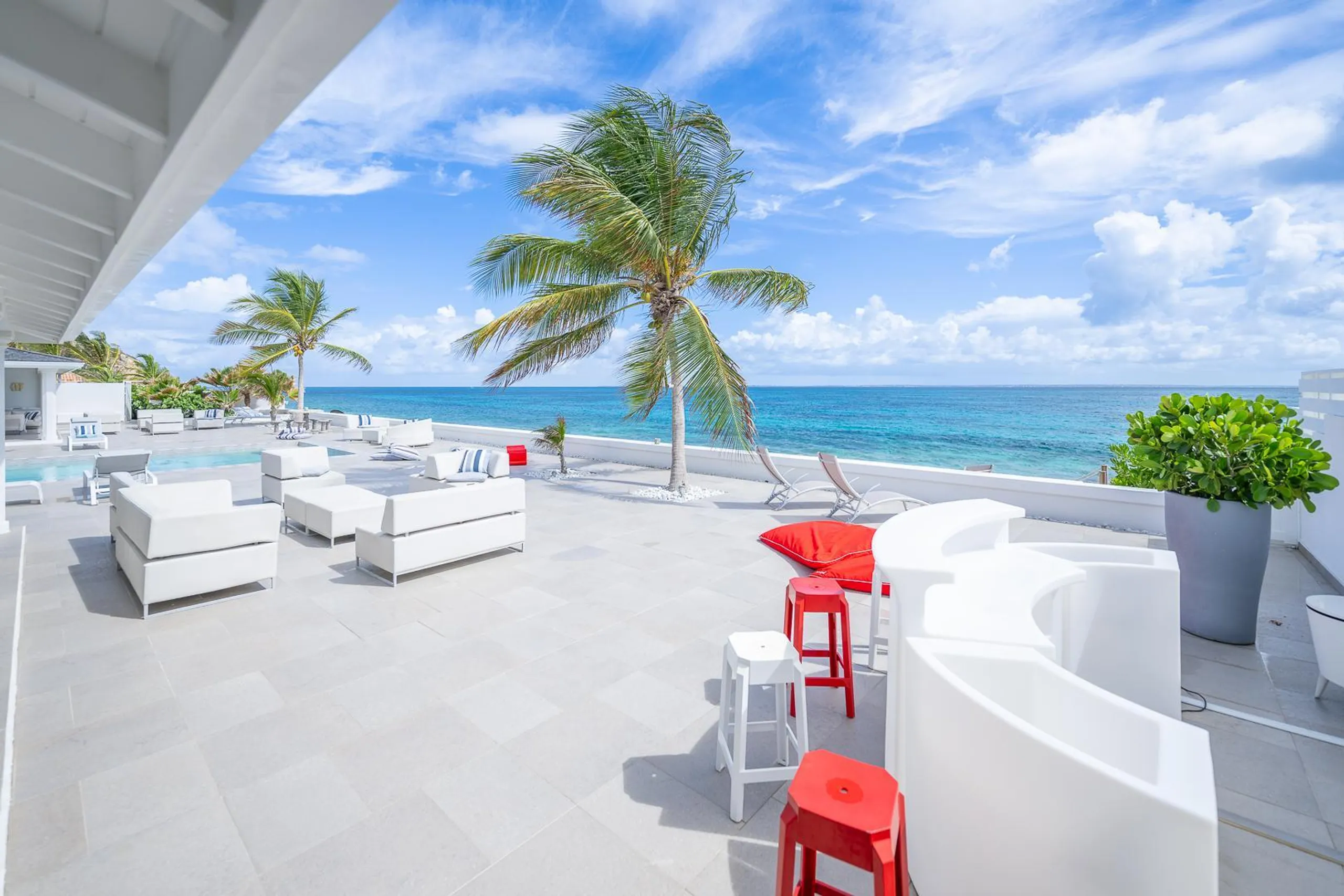 Incredible Terres Basses Villa with Invigorating Pools, Jacuzzi, and Fitness Room — photograph 5