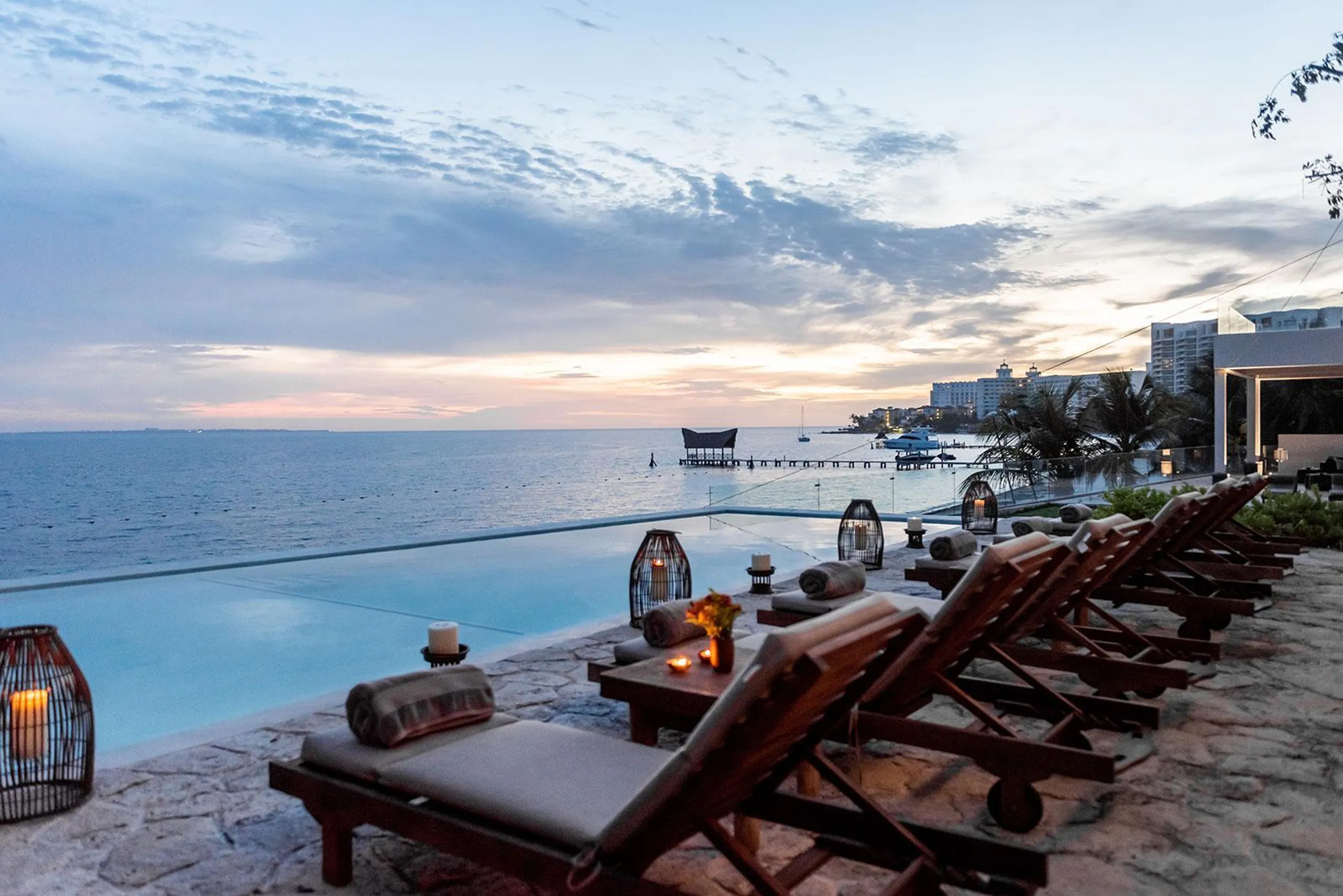 Serene Flamings Modern Architectural Beach Front Retreat with Infinity Pool — photograph 9