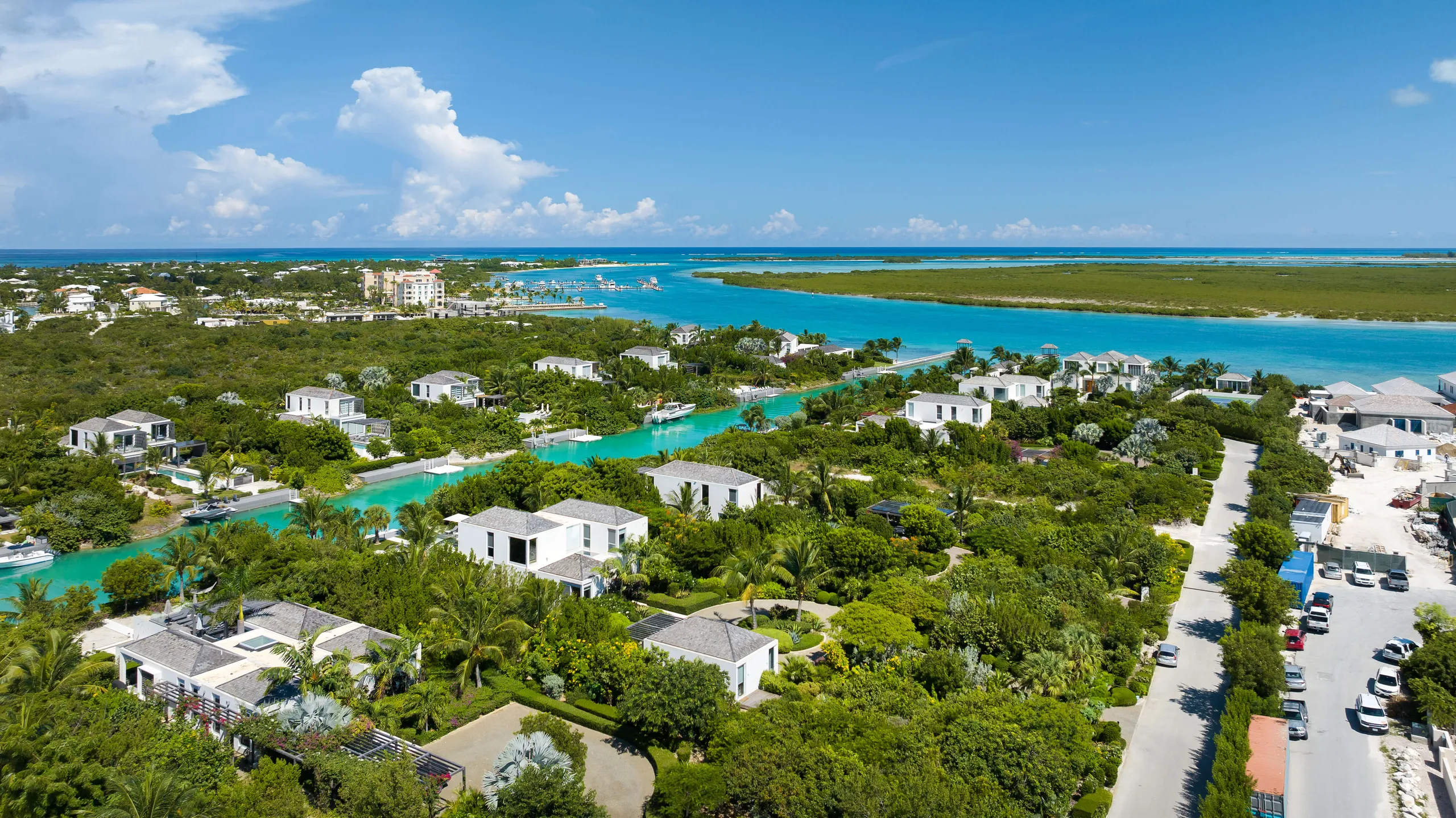 Prestigious Blue Cay Estate with Private Infinity Pool, Canal Views and Beach Access — photograph 10