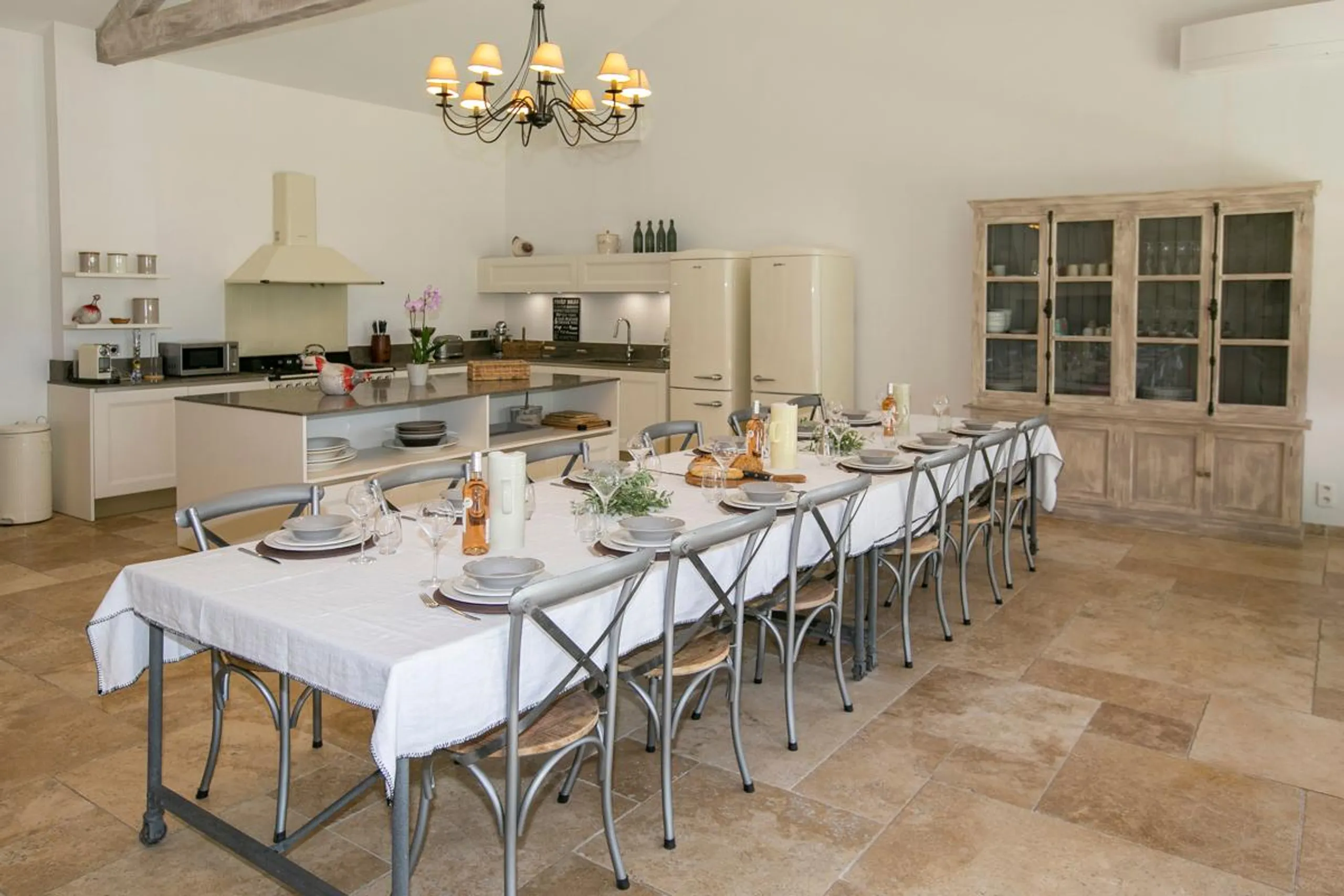 Opulent Provence Villa with Private Heated Pool, and Extensive Gardens — photograph 7