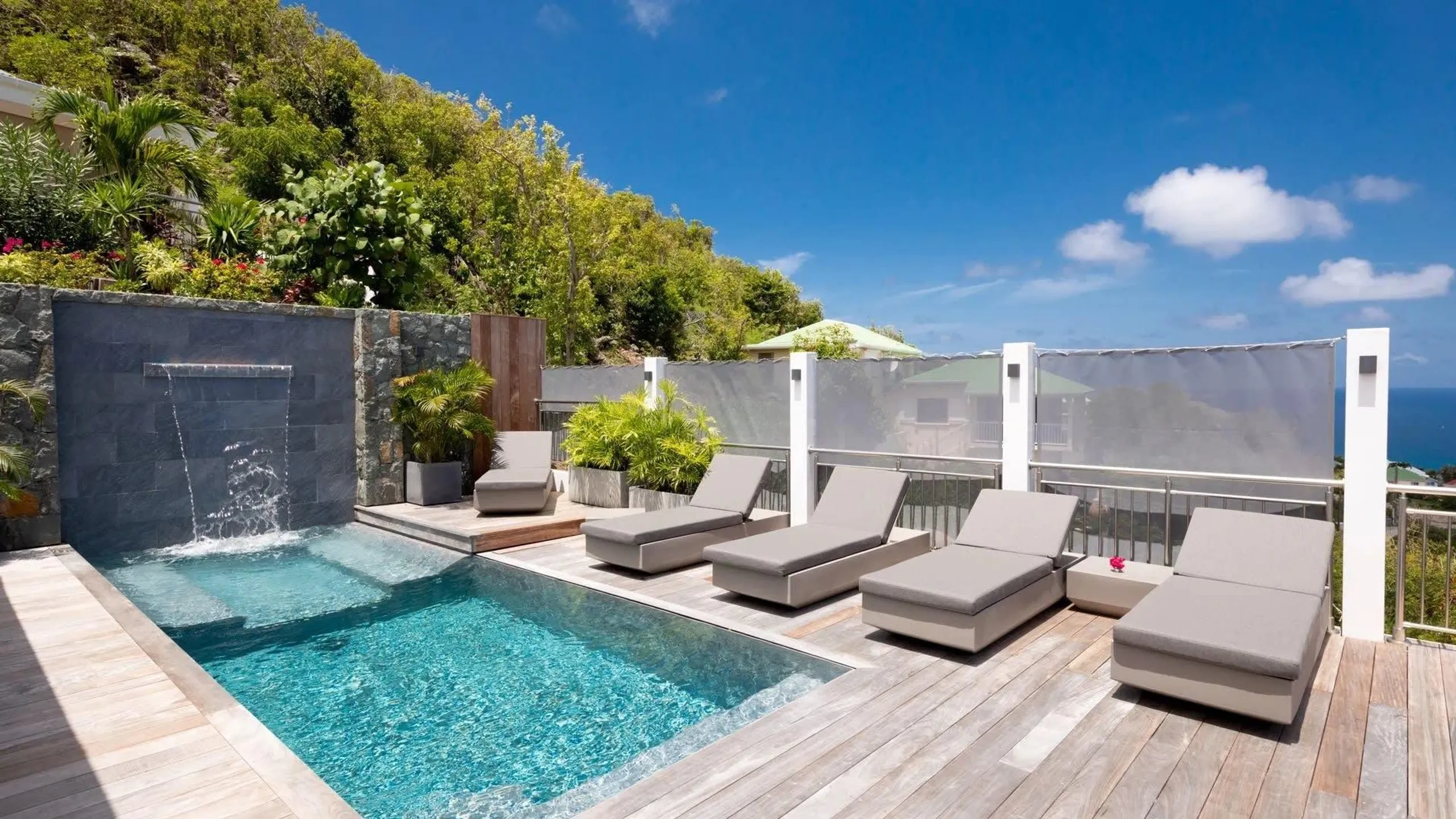 Stunning Oceanfront Villa with Waterfall Pool — photograph 3