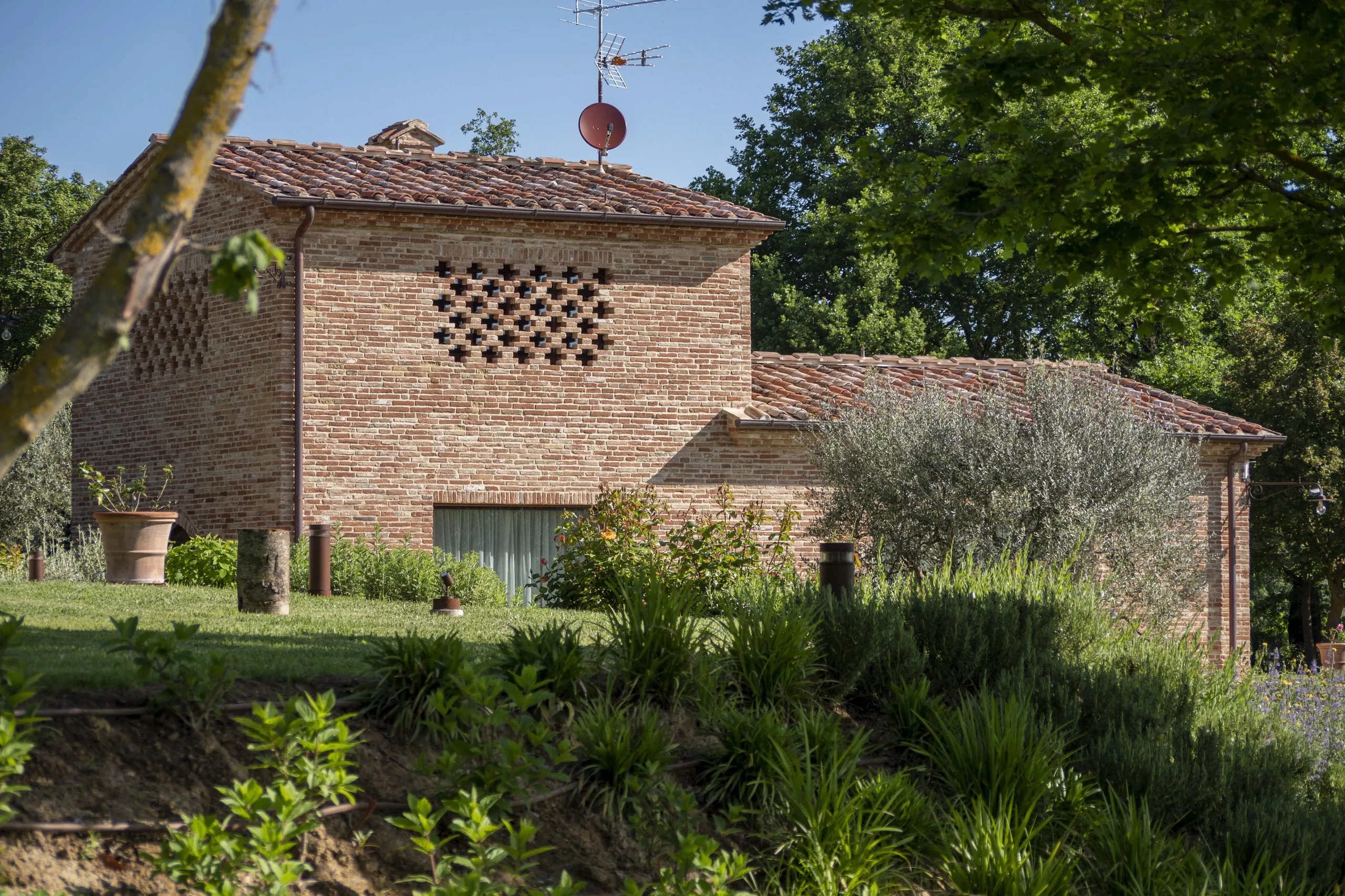 Classical Italian Estate with Invigorating Pool and Vineyard Views — photograph 7