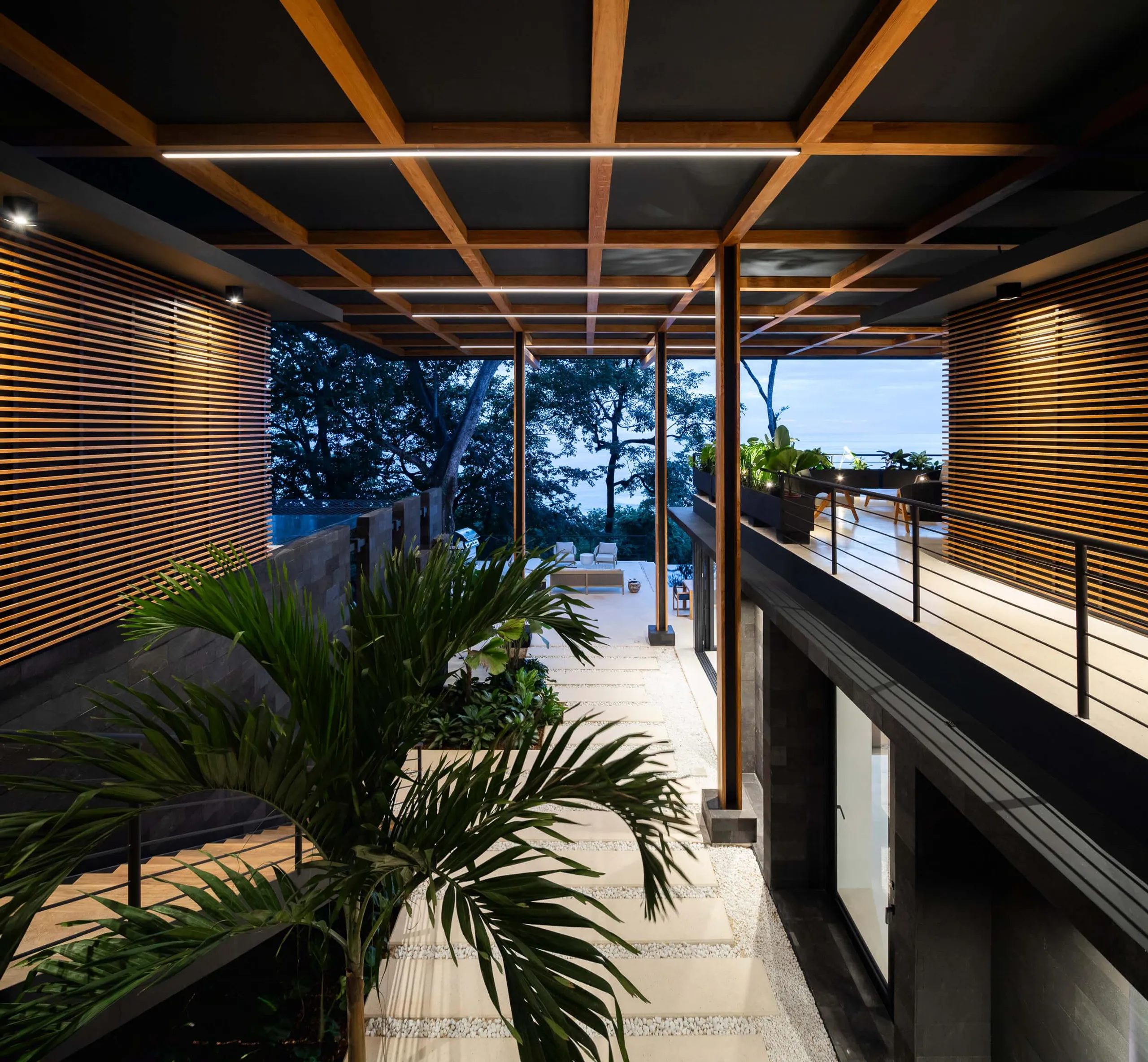 Chic 5-Bedroom Villa with Ocean Views and Infinity Pool — photograph 11