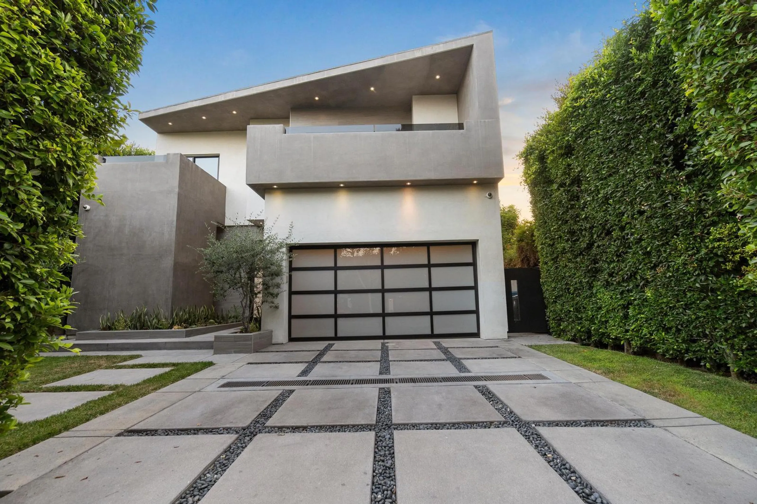 Modern Contemporary Luxury Estate with Pool and Hot Tub — photograph 7