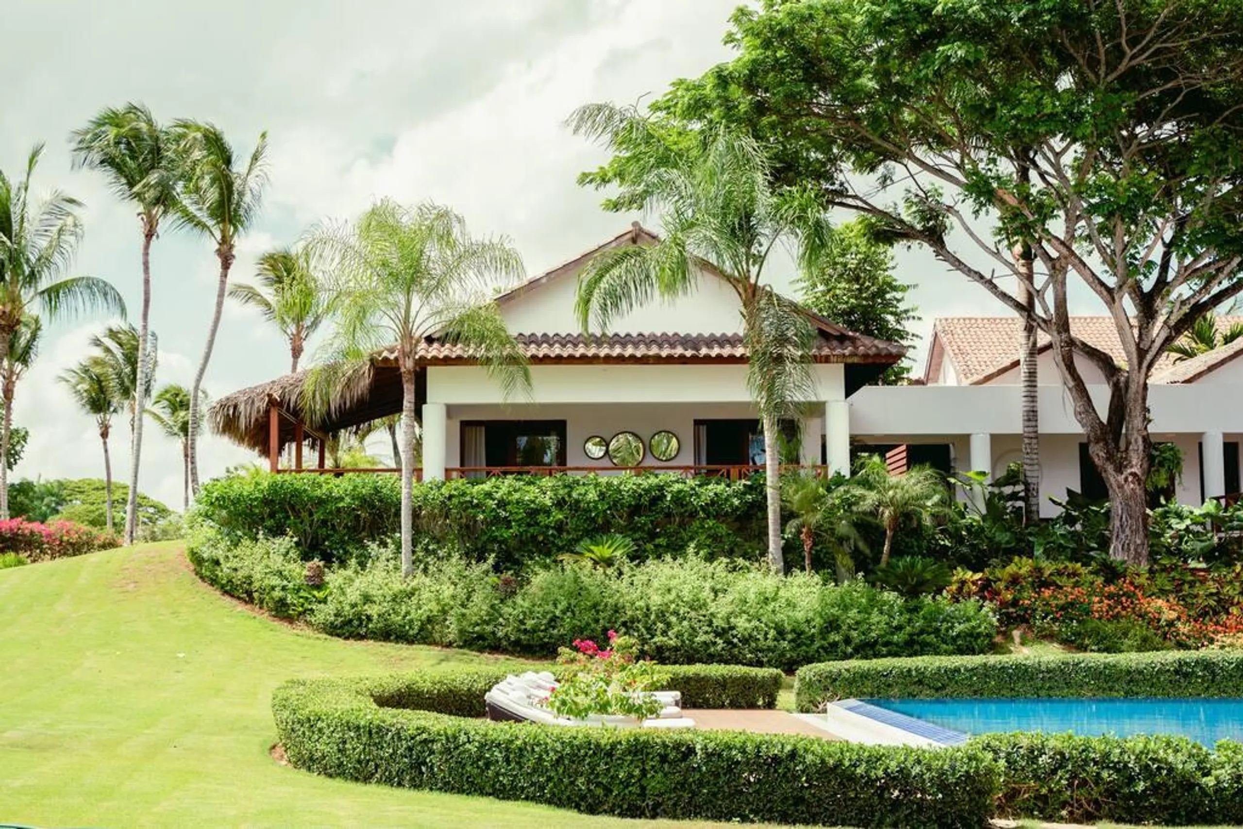 Stylish and Lush Classic Estate with Private Pool and Garden Grounds — photograph 3