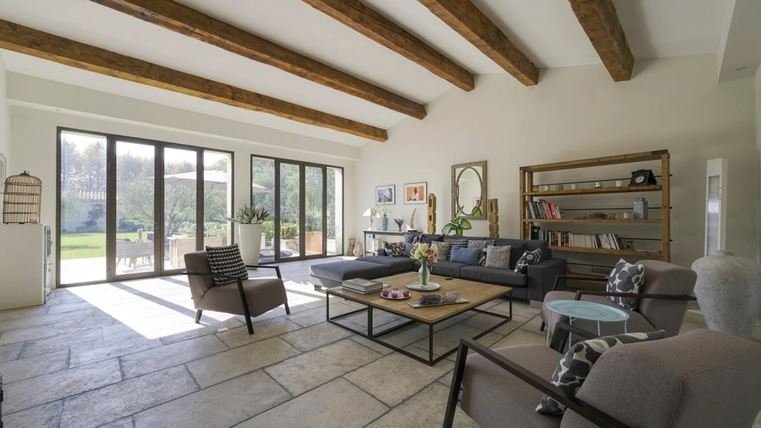 Tranquil Countryside Villa with Private Heated Pool & Serene Surroundings — photograph 10