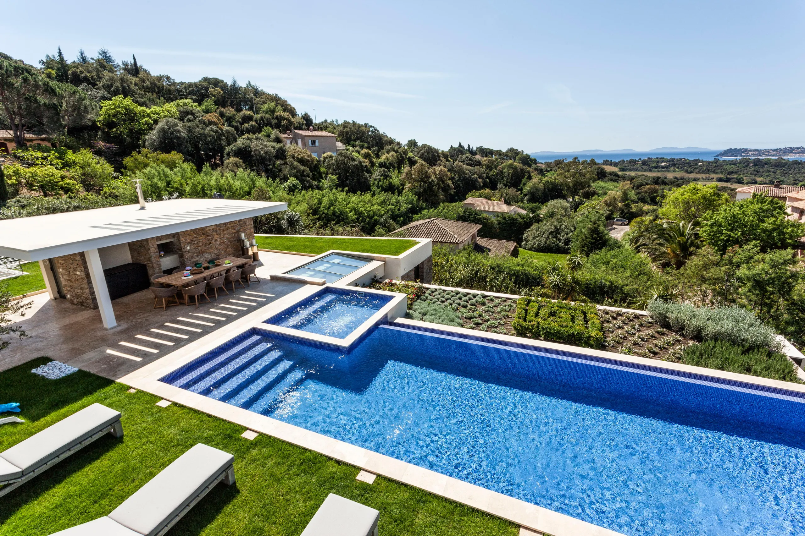 La Croix's Grandiose Villa with Pool and Stunning Ocean Views — photograph 2