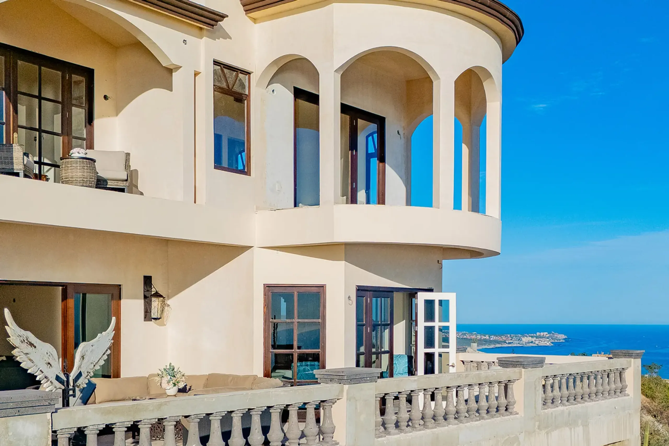 Exquisite Hillside Villa in Pedregal with Private Pool and Pacific Ocean Views — photograph 9