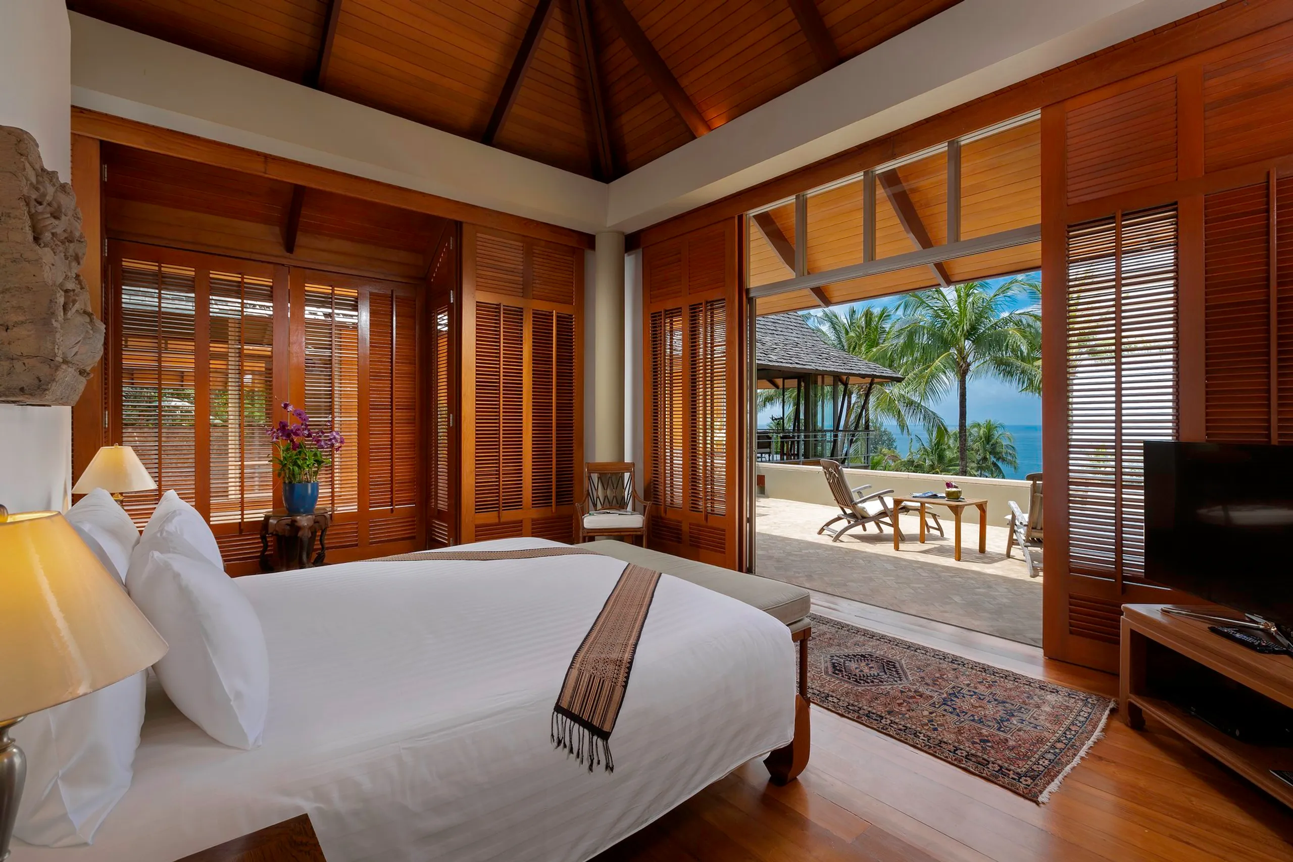 Exquisite Phuket Villa with Invigorating Pool — photograph 6