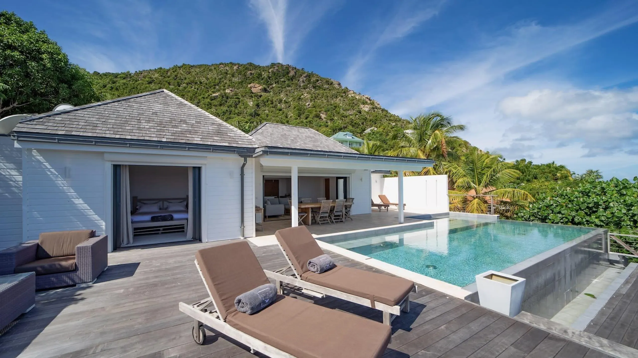Refreshing Grand Villa near Shops and Beaches — photograph 4