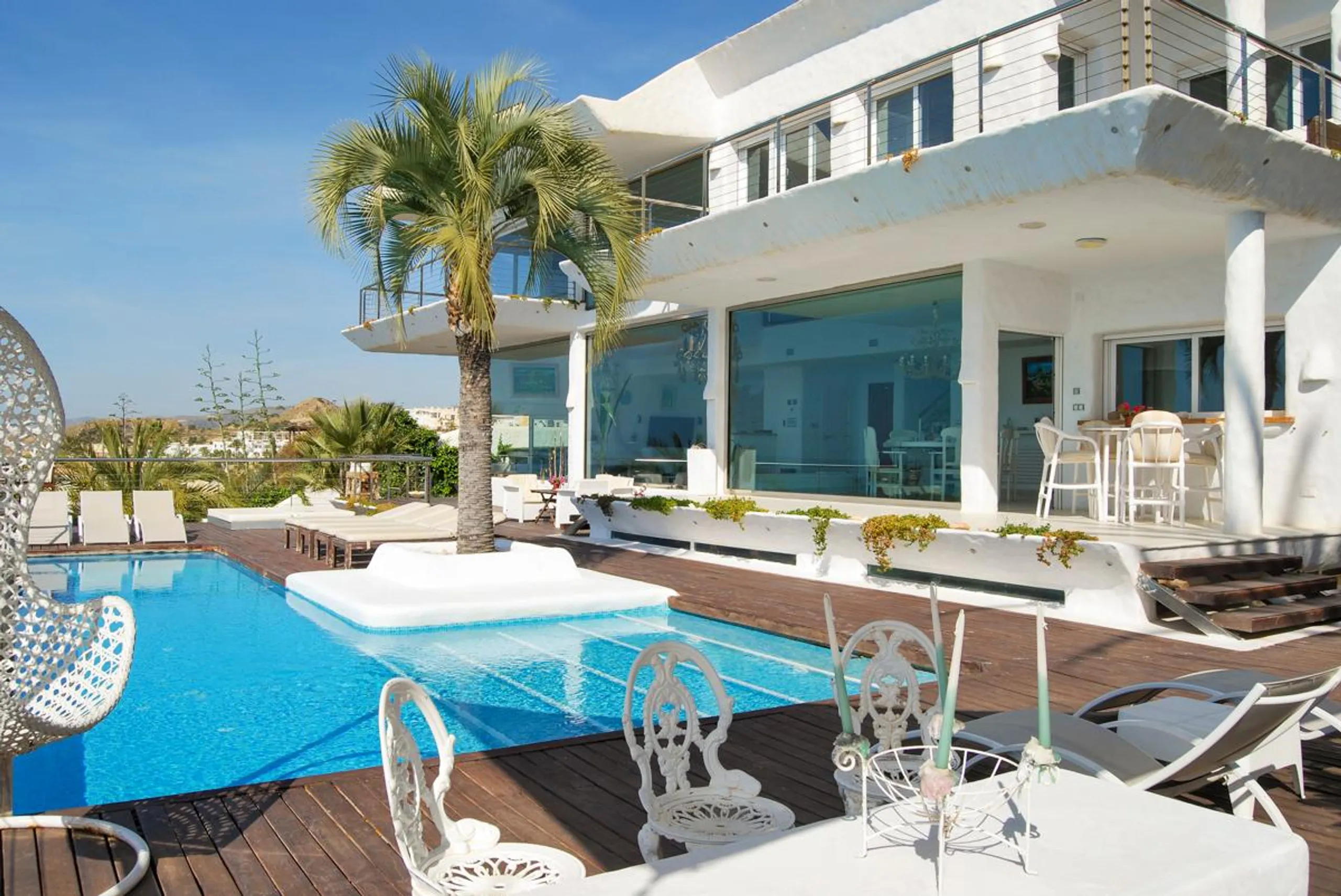 Clifftop Luxury Villa with Infinity Pool and Breathtaking Sea Views in Villajoyosa — photograph 2