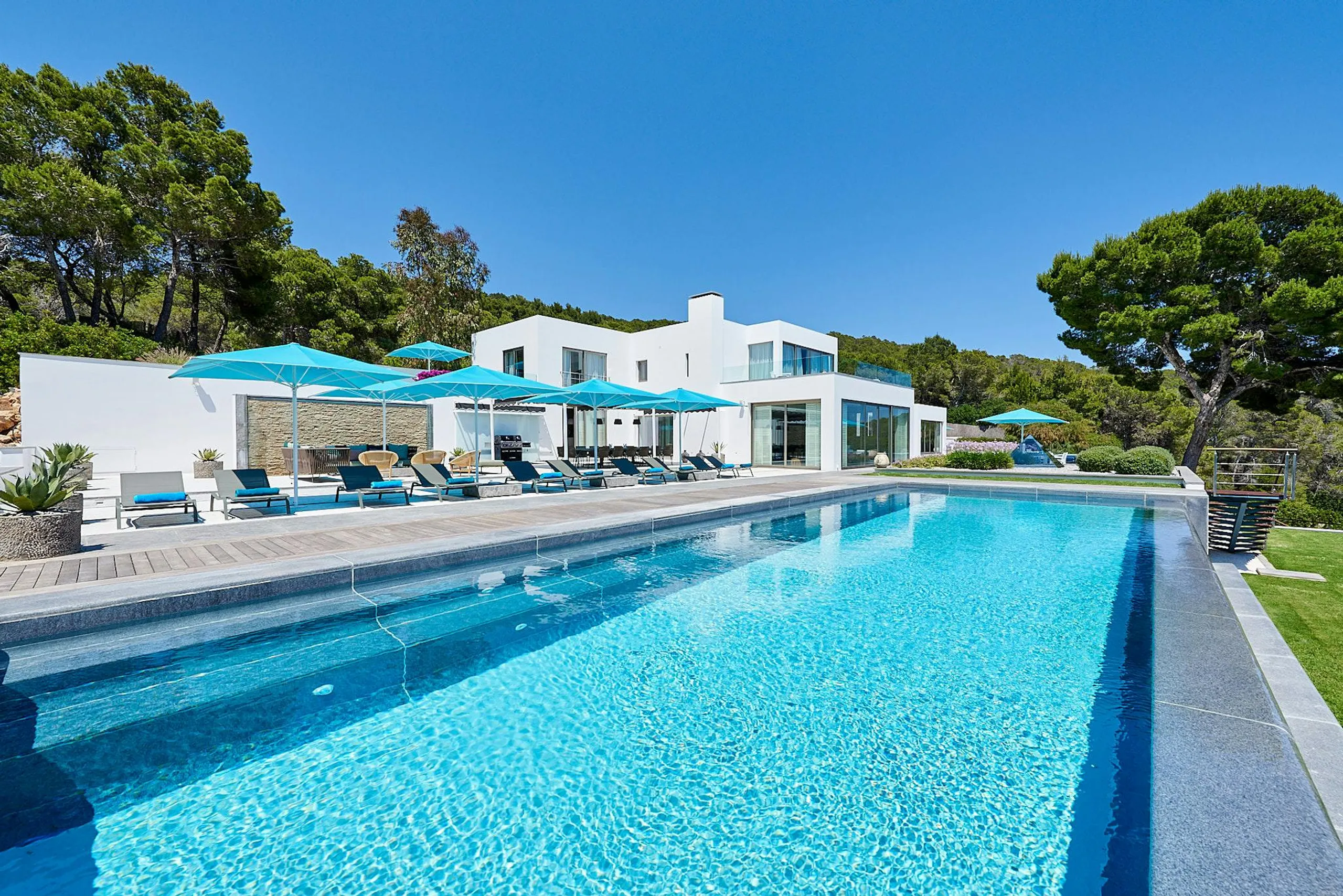 Superb Ibiza Villa with Infinity Pool and Ocean Views — photograph 3