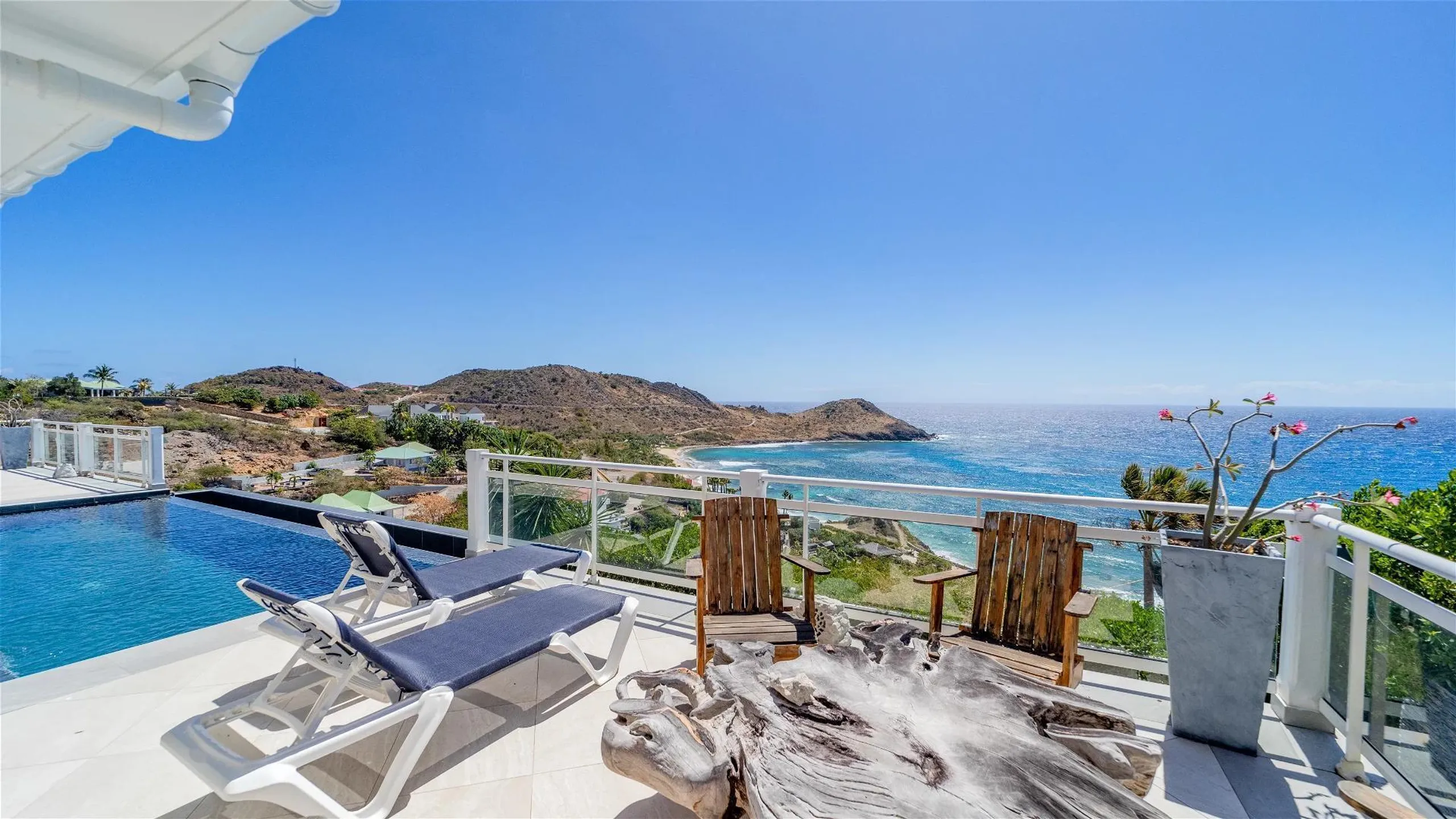 Chic Tropical Holiday Villa with Infinity Pool and Panoramic Ocean Views — photograph 6