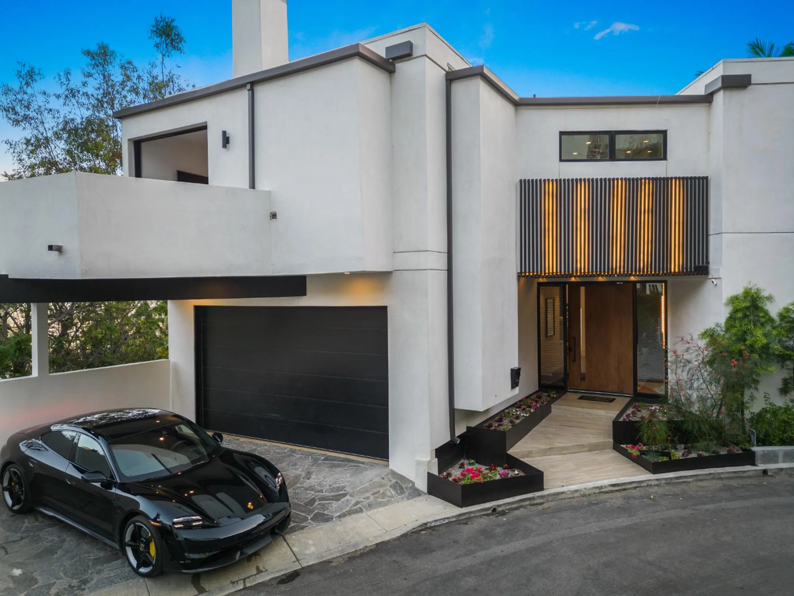 Modern Architectural Villa with Large Pool and City Views — photograph 6