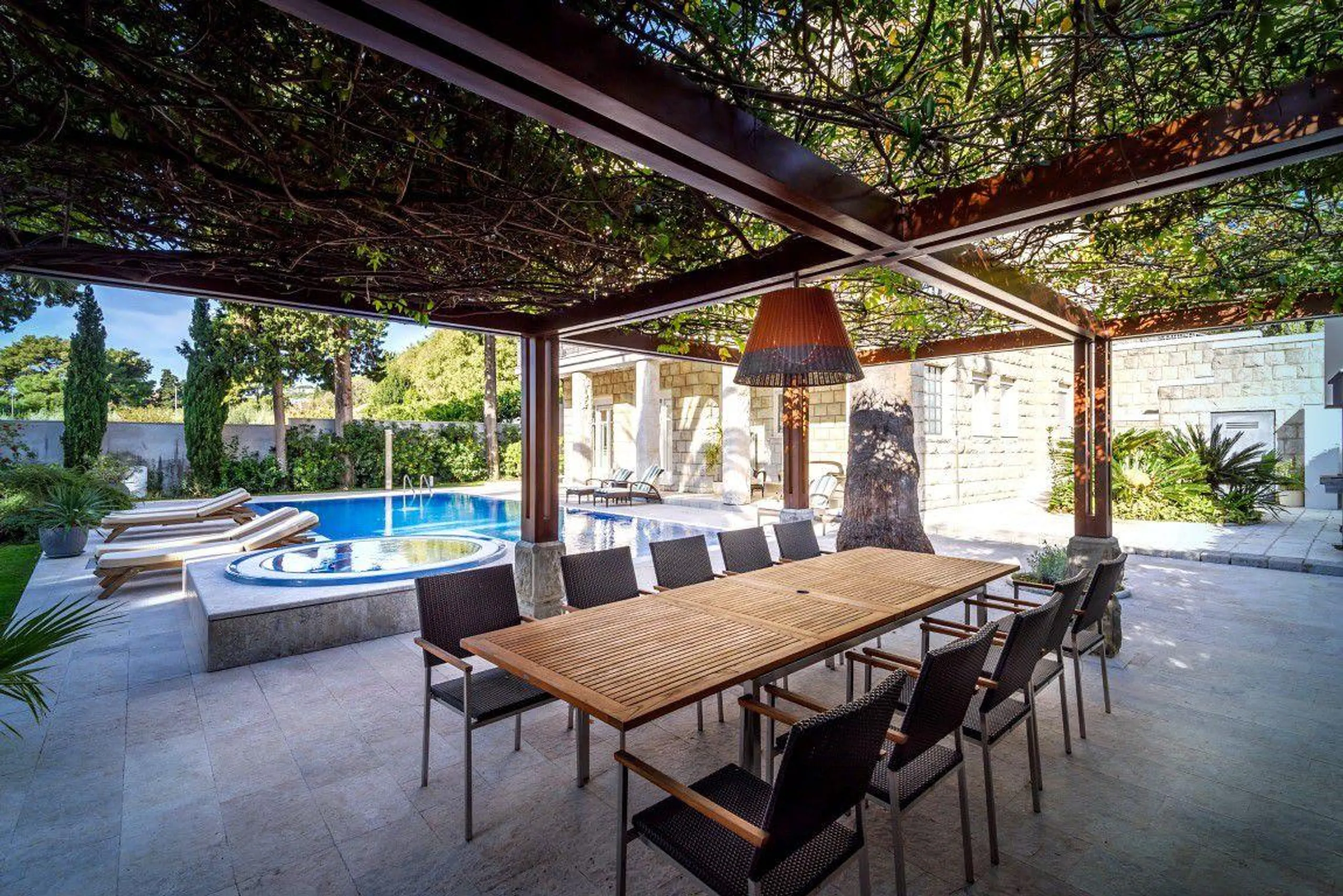 Upscale Picturesque Villa with Private Pool and Jacuzzi — photograph 3
