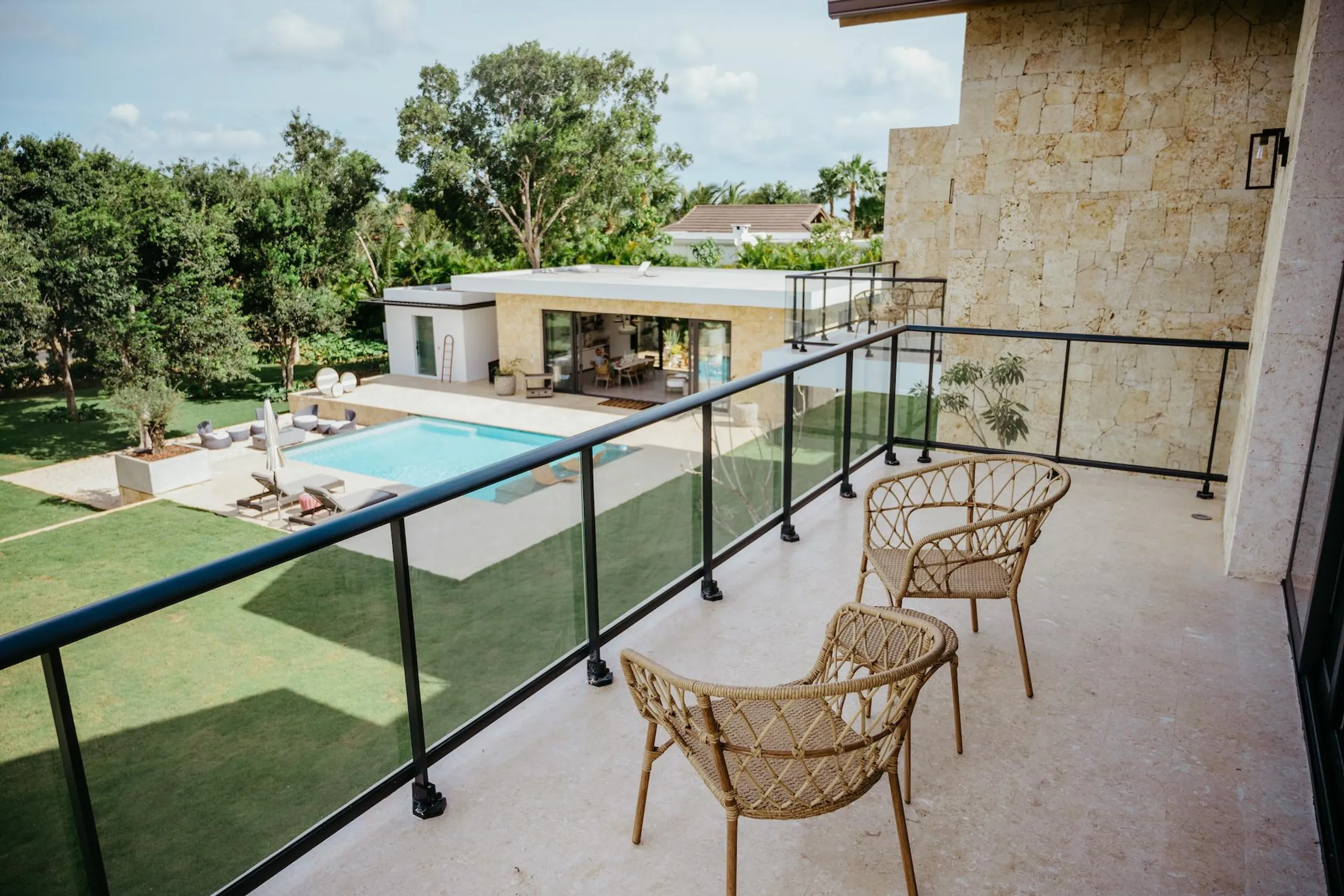 Eclectic Villa with Refreshing Breeze — photograph 2