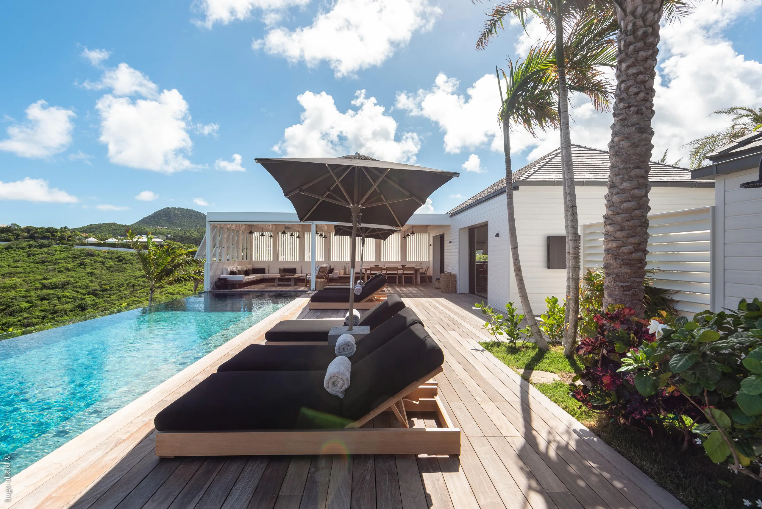 Glamorous Paradise Estate with Infinity Pool and Backyard Lounge — photograph 3