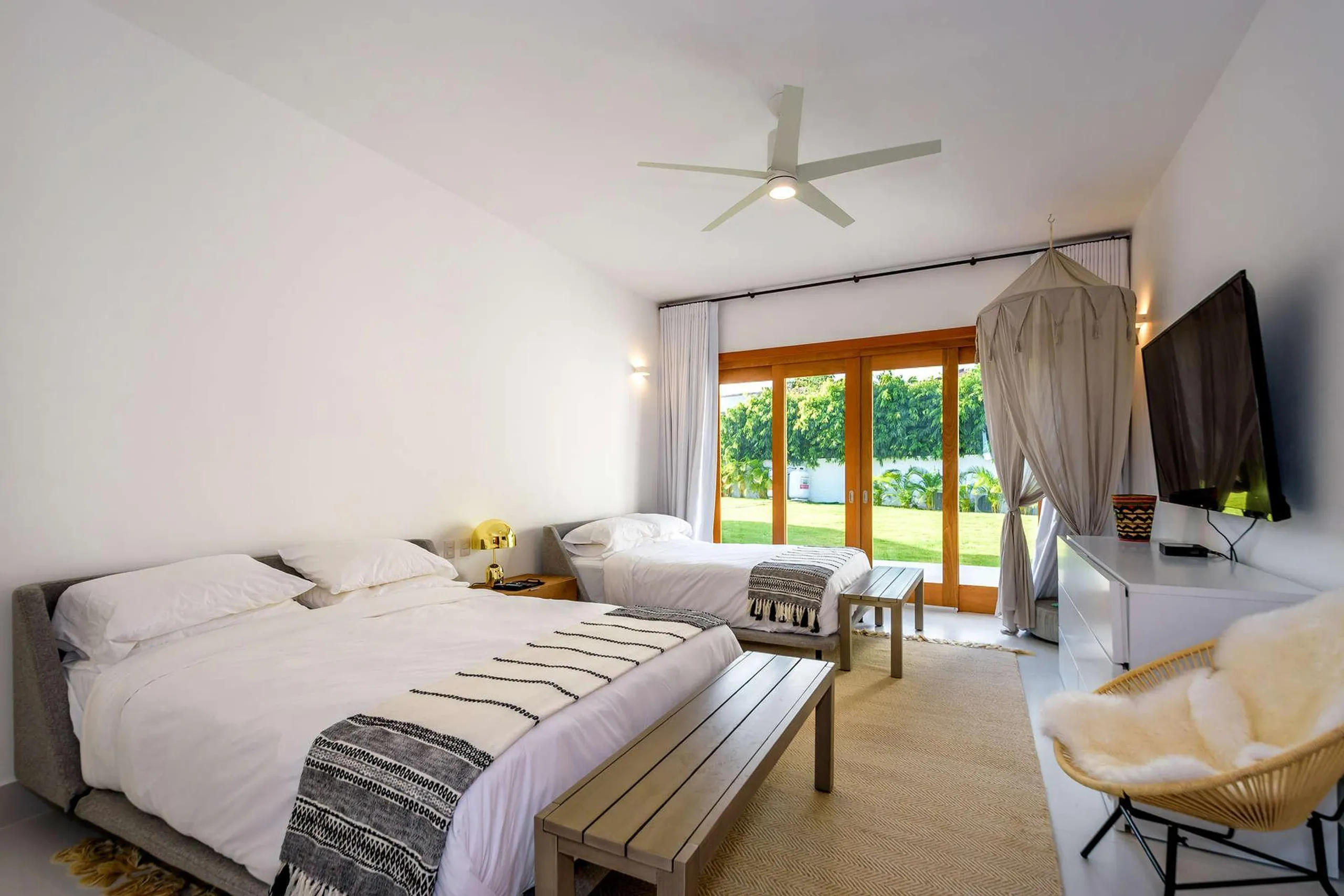 Modern Contemporary Villa with Private Infinity Pool and Stunning Golf Course Views — photograph 9
