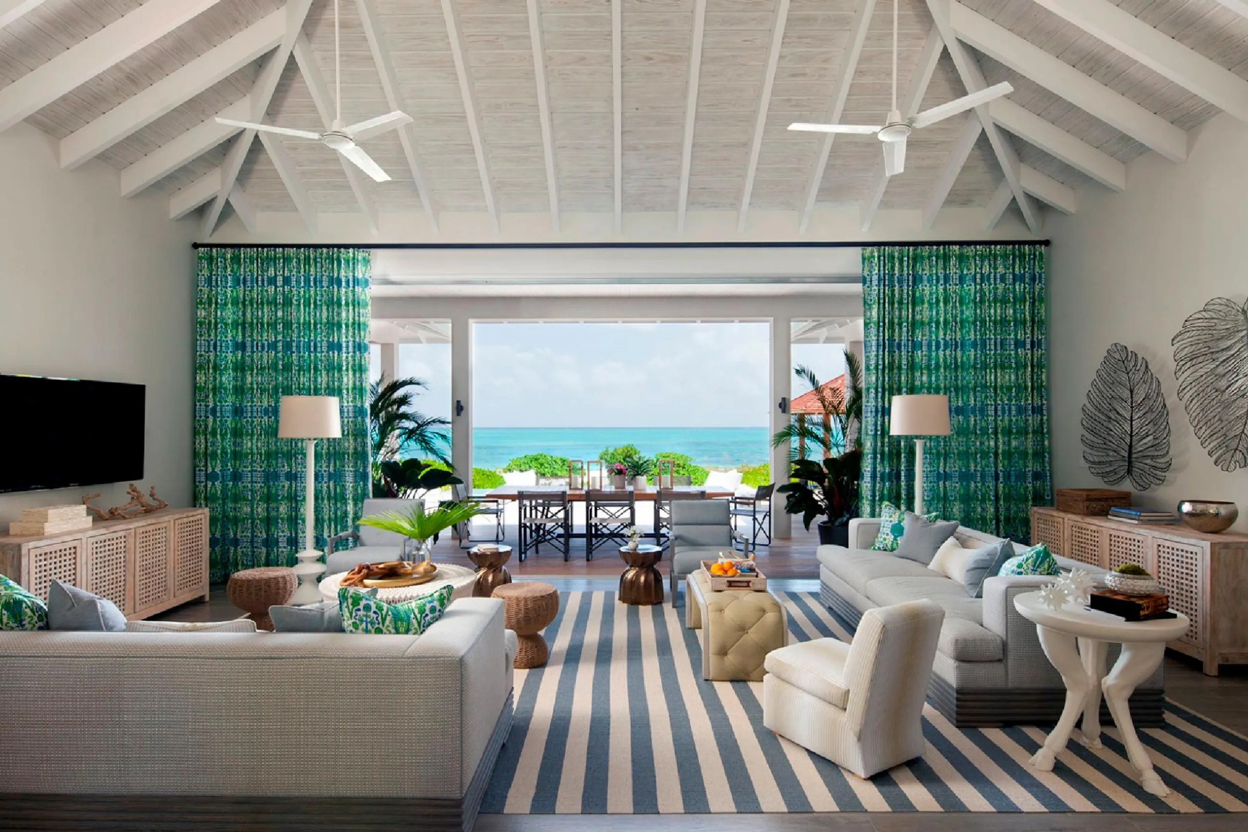 Grace Bay Beachfront Residence with Infinity Pool and Ocean Views — photograph 4