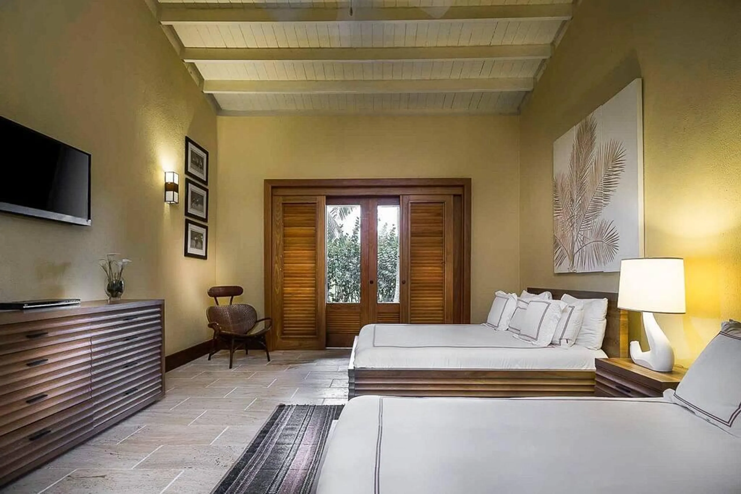 Refined Tropical Retreat with Private Pool and Gazebo — photograph 12