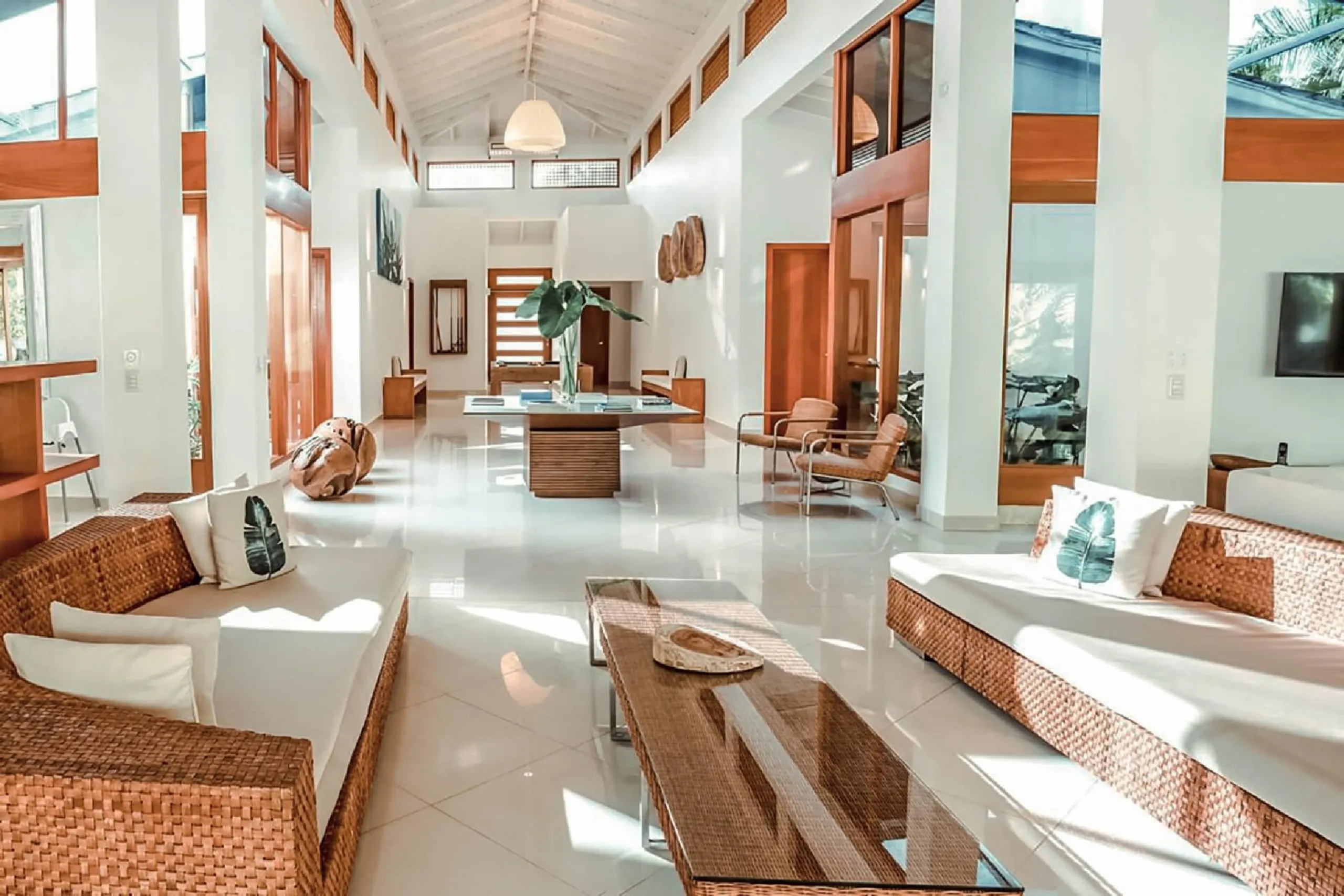 Contemporary Luxe Villa with Private Pool and Beach Access — photograph 6