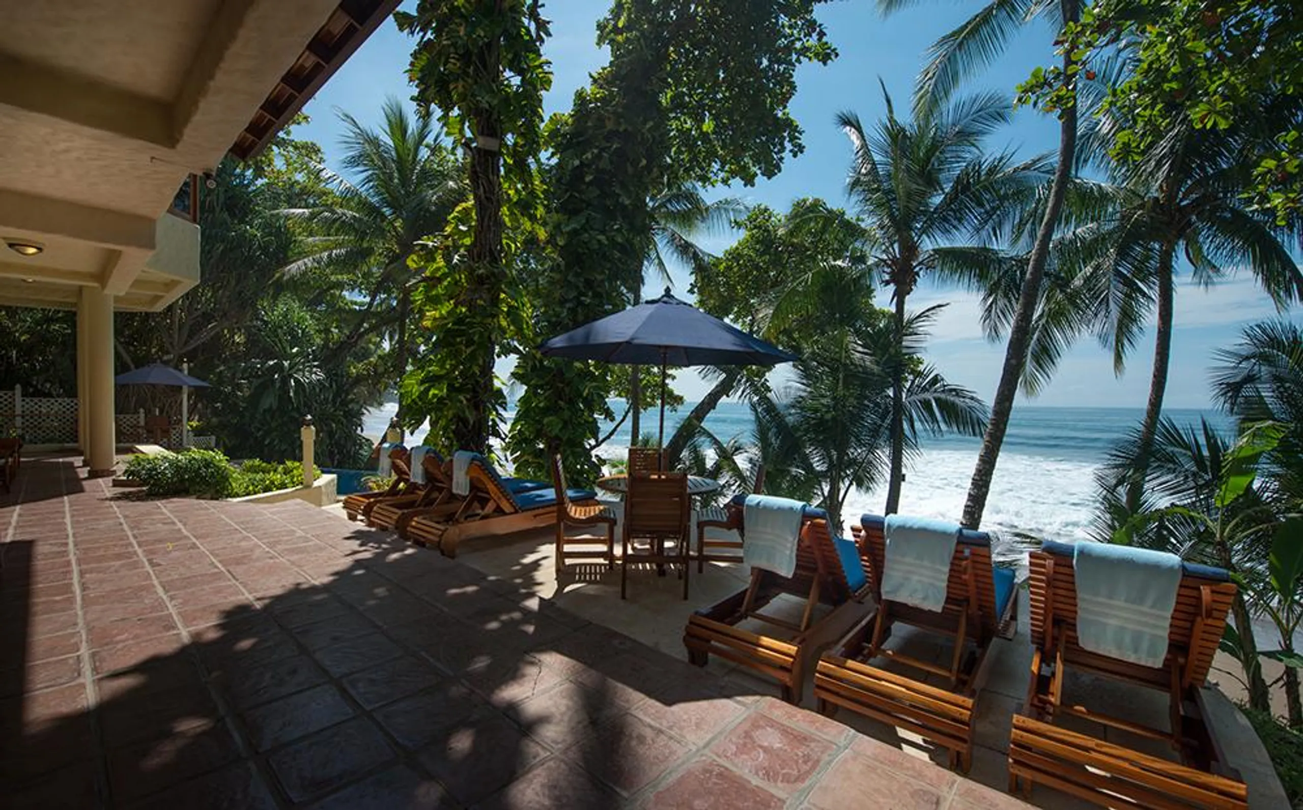 Whispering Waves Luxury Retreat with 4BR-Infinity Pool and Walks to Beach — photograph 7
