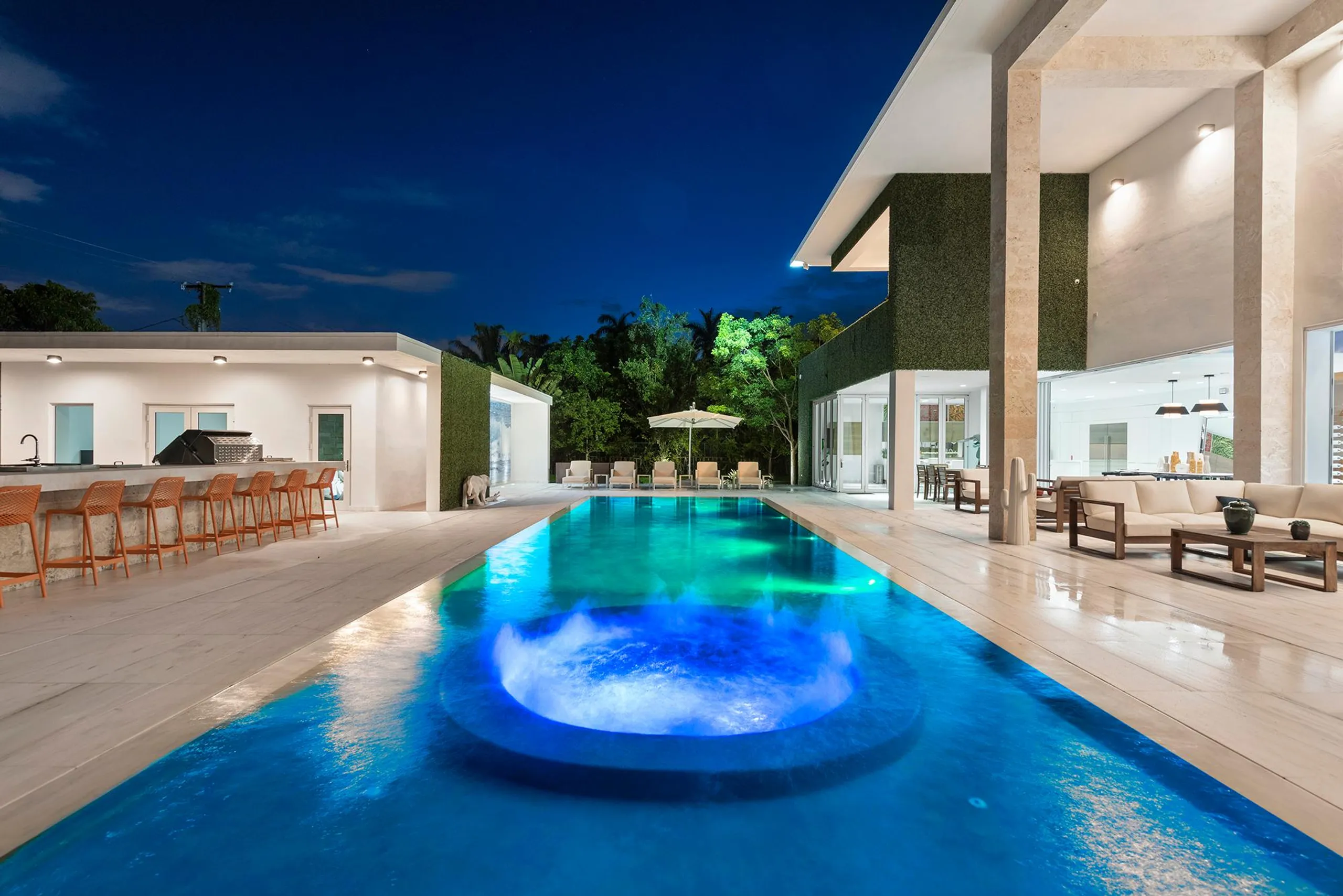 Serenity Enclave Estate with Magnificent Infinity Pool — photograph 2