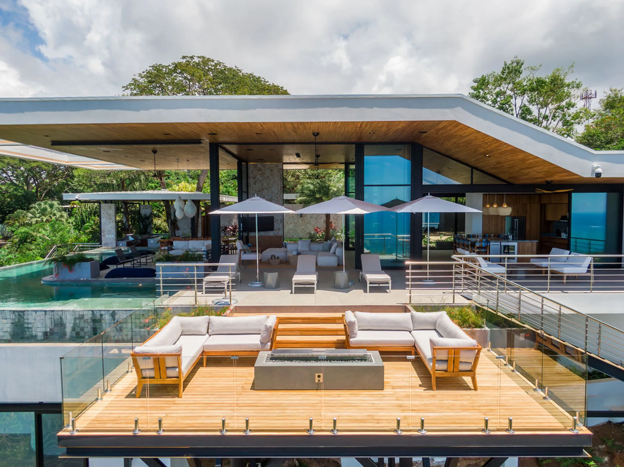 Spectacular Oceanview Villa with Pivate Pool & 180° Ocean Views — photograph 2
