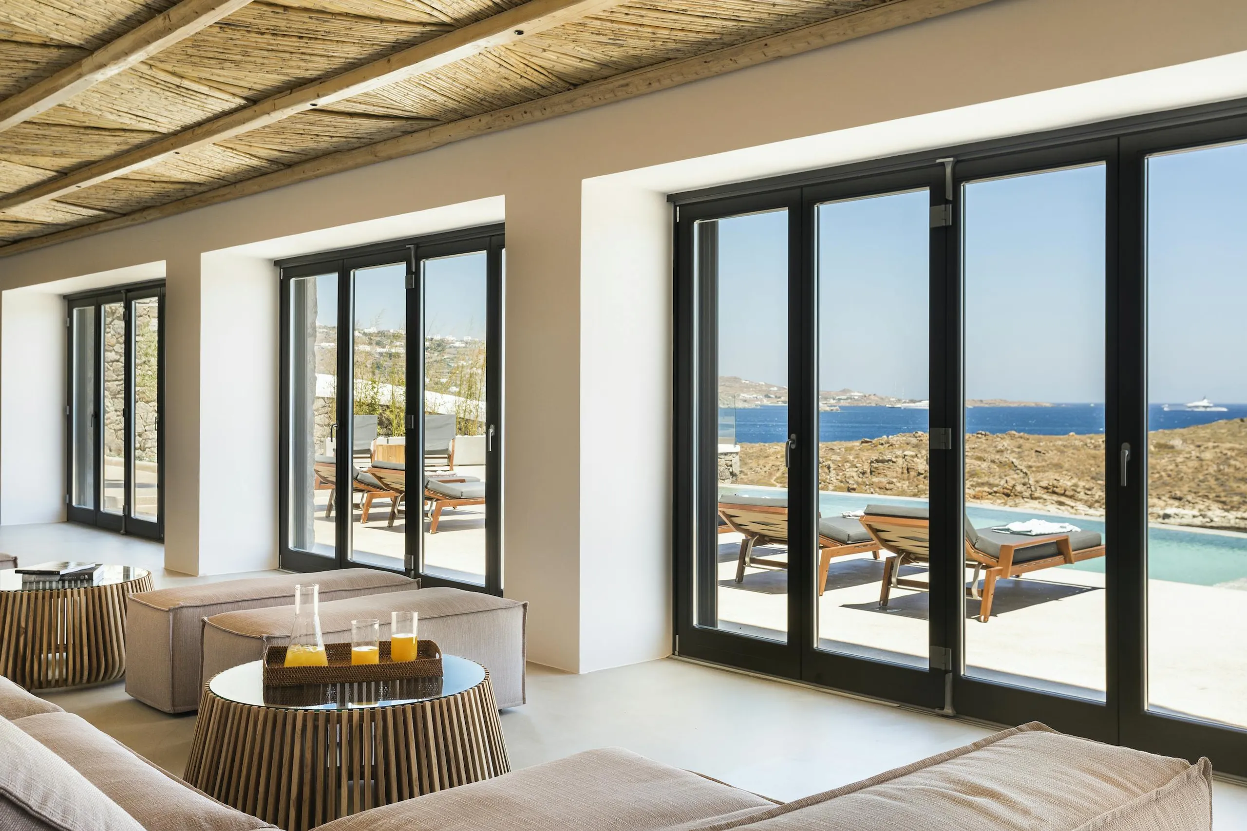 Glorious Mykonos Estate with Infinity Pool and Walks to Beach — photograph 9