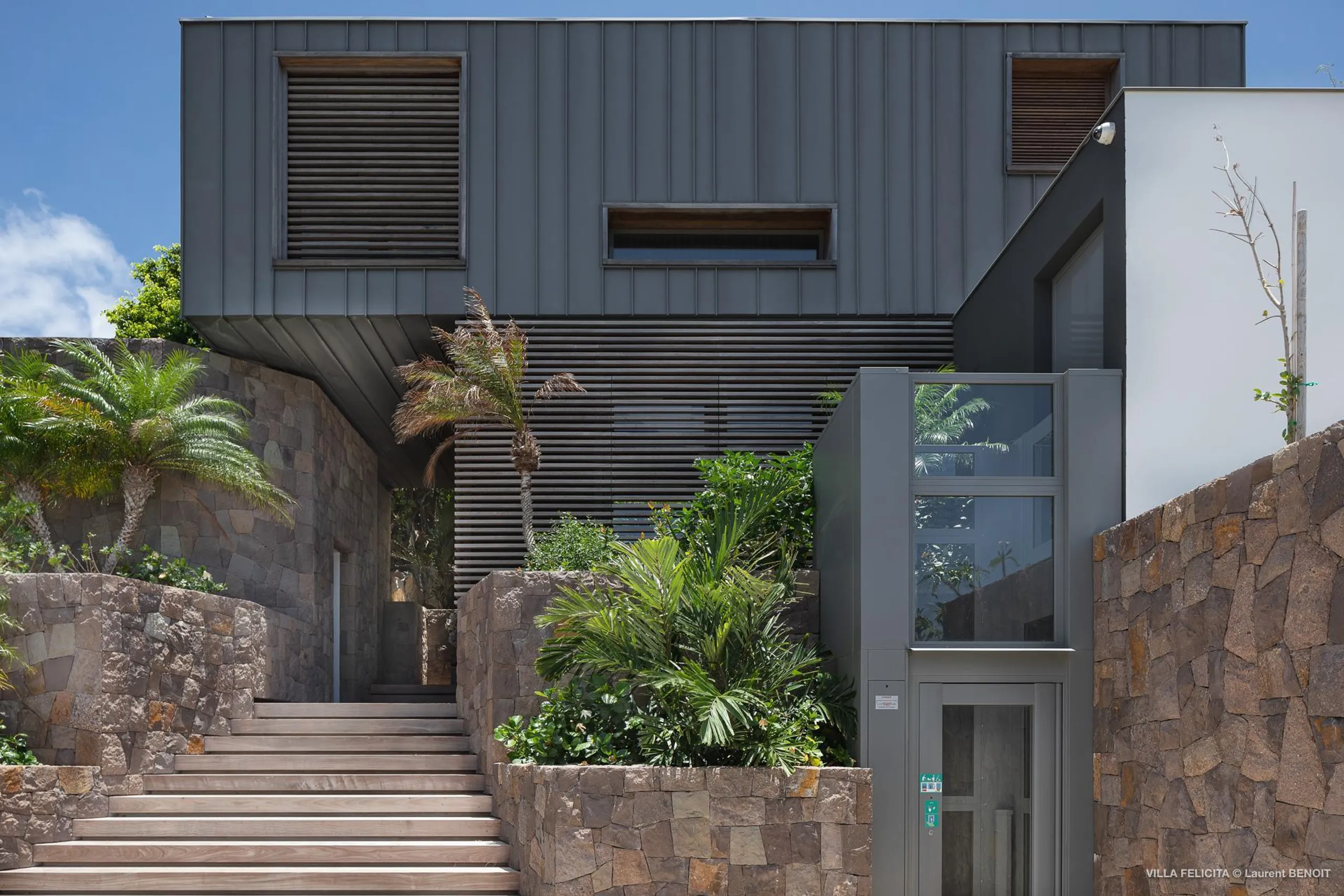 Opulent Paradise Villa with Infinity Pool, Fitness Room and Movie Theater — photograph 11