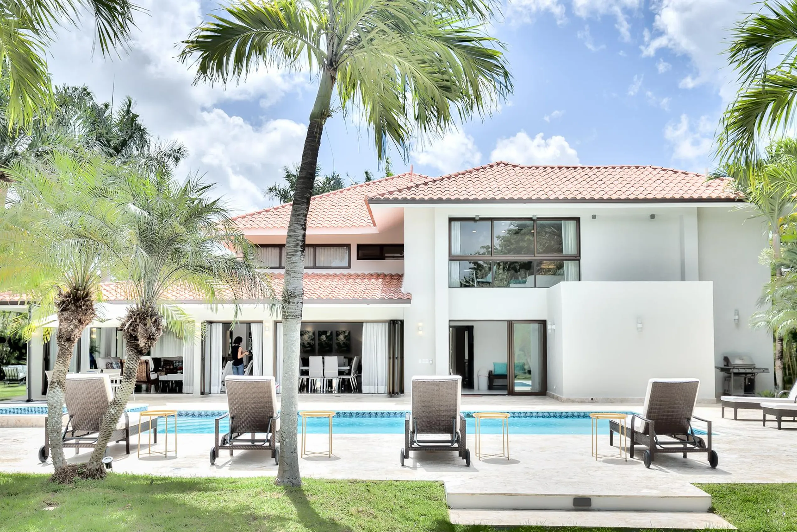 Sophisticated 4BR Villa with Expansive Garden Pool Terrace and Palapa — photograph 3