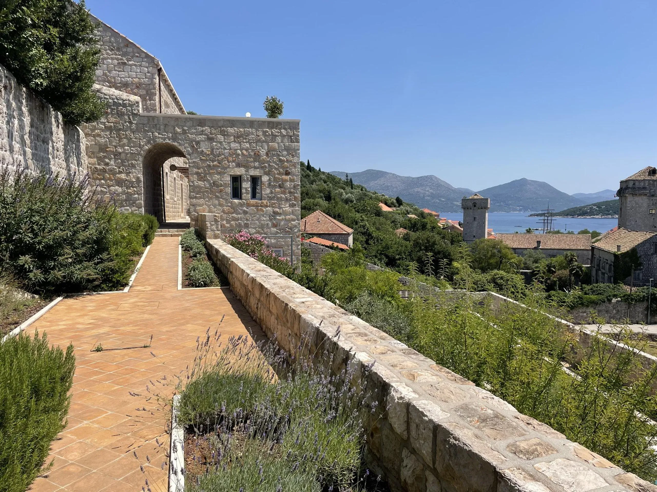 Elegantly Appointed Villa with Private Pool and Lush Surroundings — photograph 9