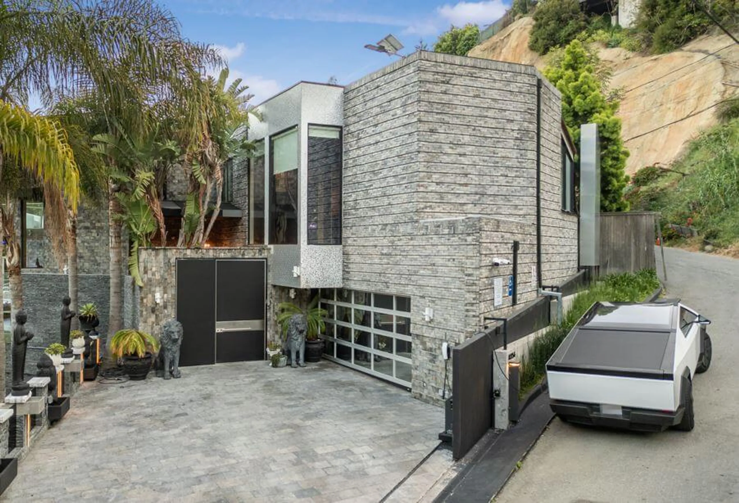 Exclusive Los Angeles Villa with Pool, Rooftop & Designer Touches — photograph 9