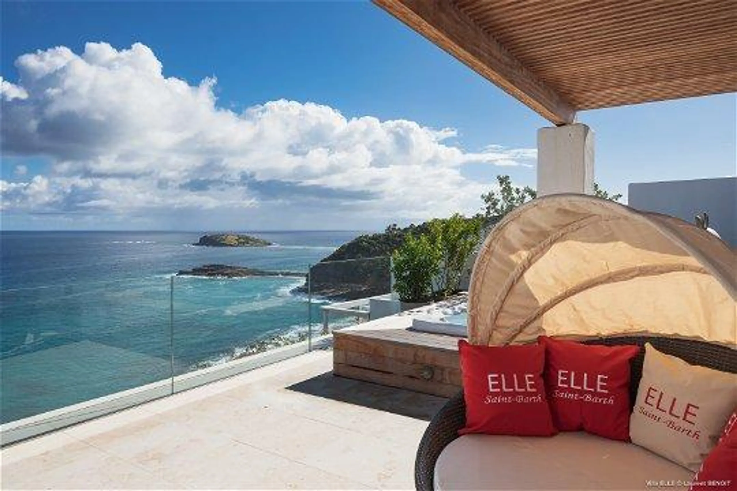 Stylish Contemporary Styled Villa with Heated Pool, Jacuzzi and Ocean Views — photograph 9