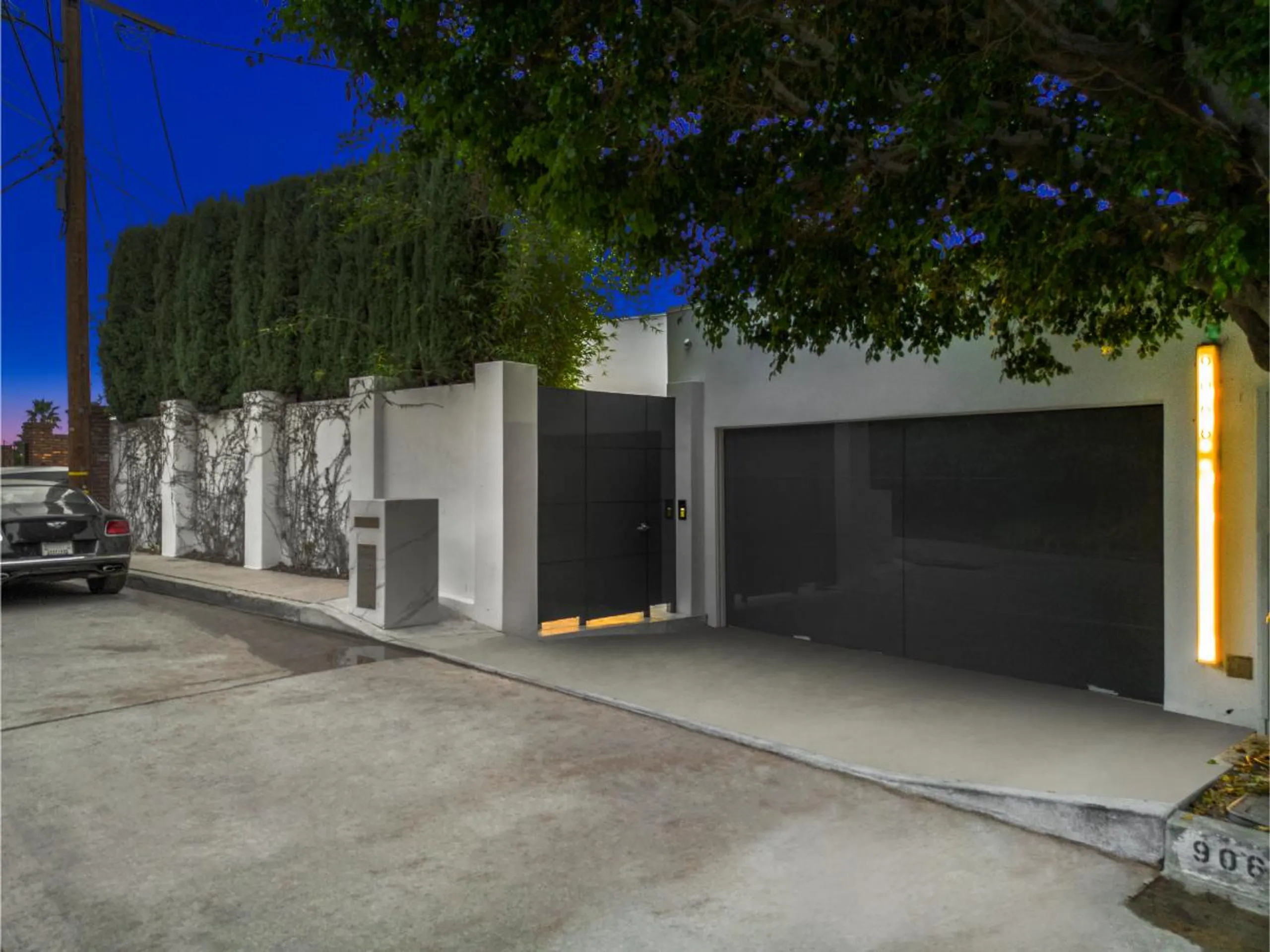 Contemporary Architectural Modern Estate with Infinity Pool and City Views — photograph 7