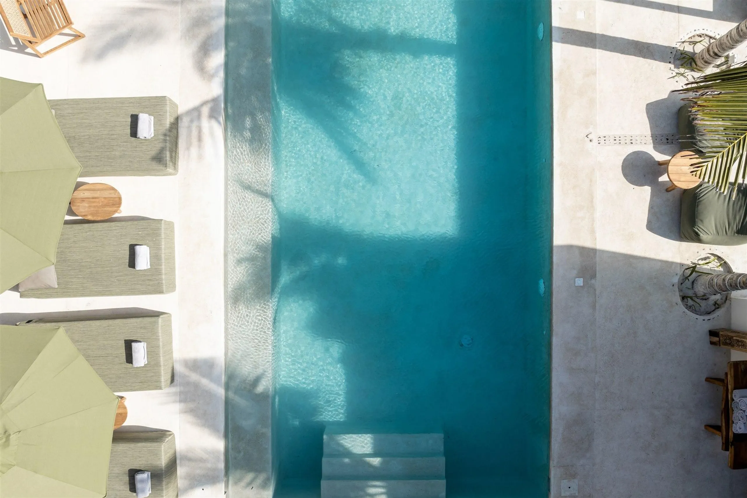 Sumptuous 12-Suite Villa with Private Pool, Bar, and Oceanfront Views — photograph 6