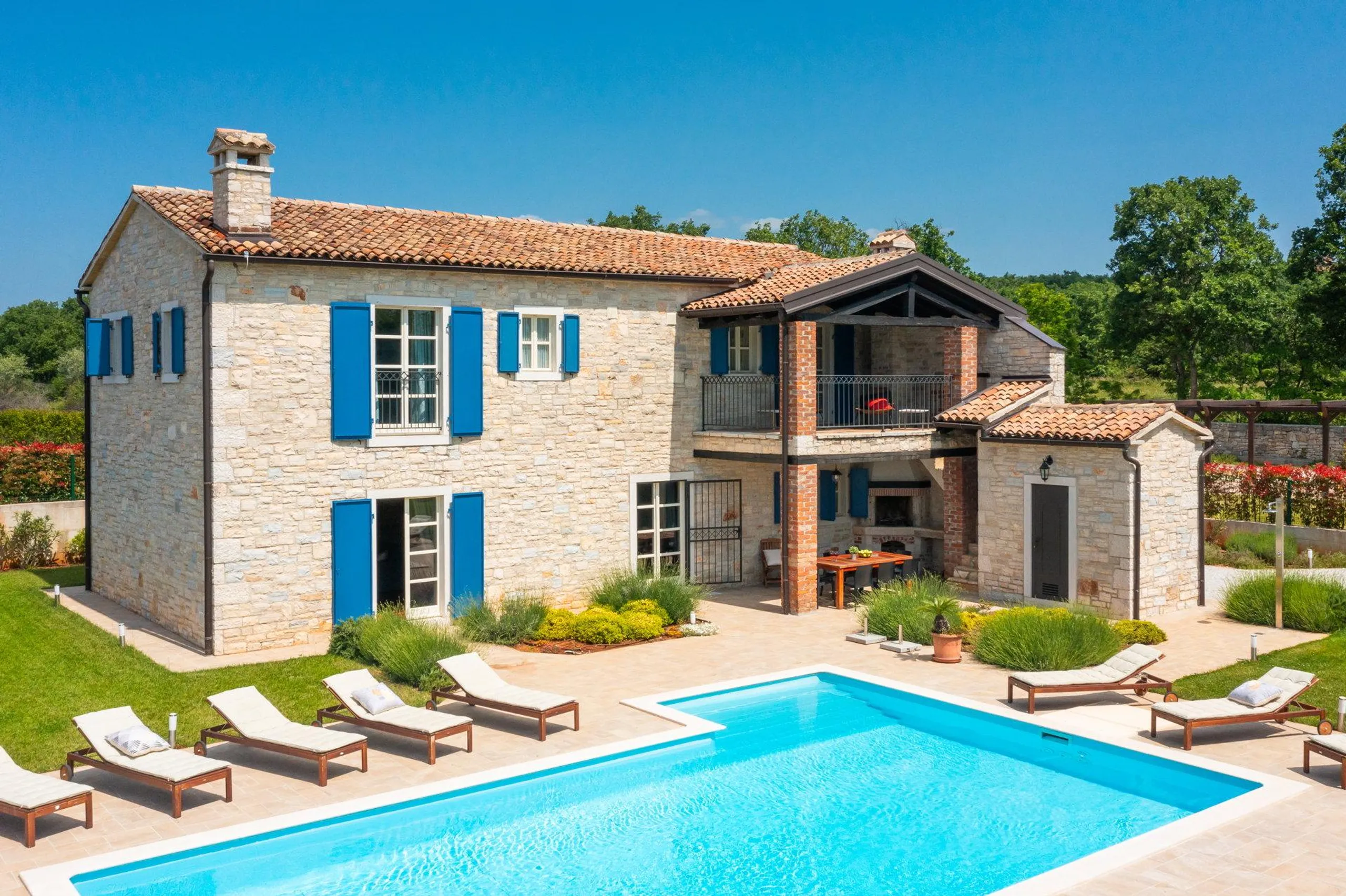 Deluxe Comfort Villa with Private Pool and Pristine Surroundings — photograph 8