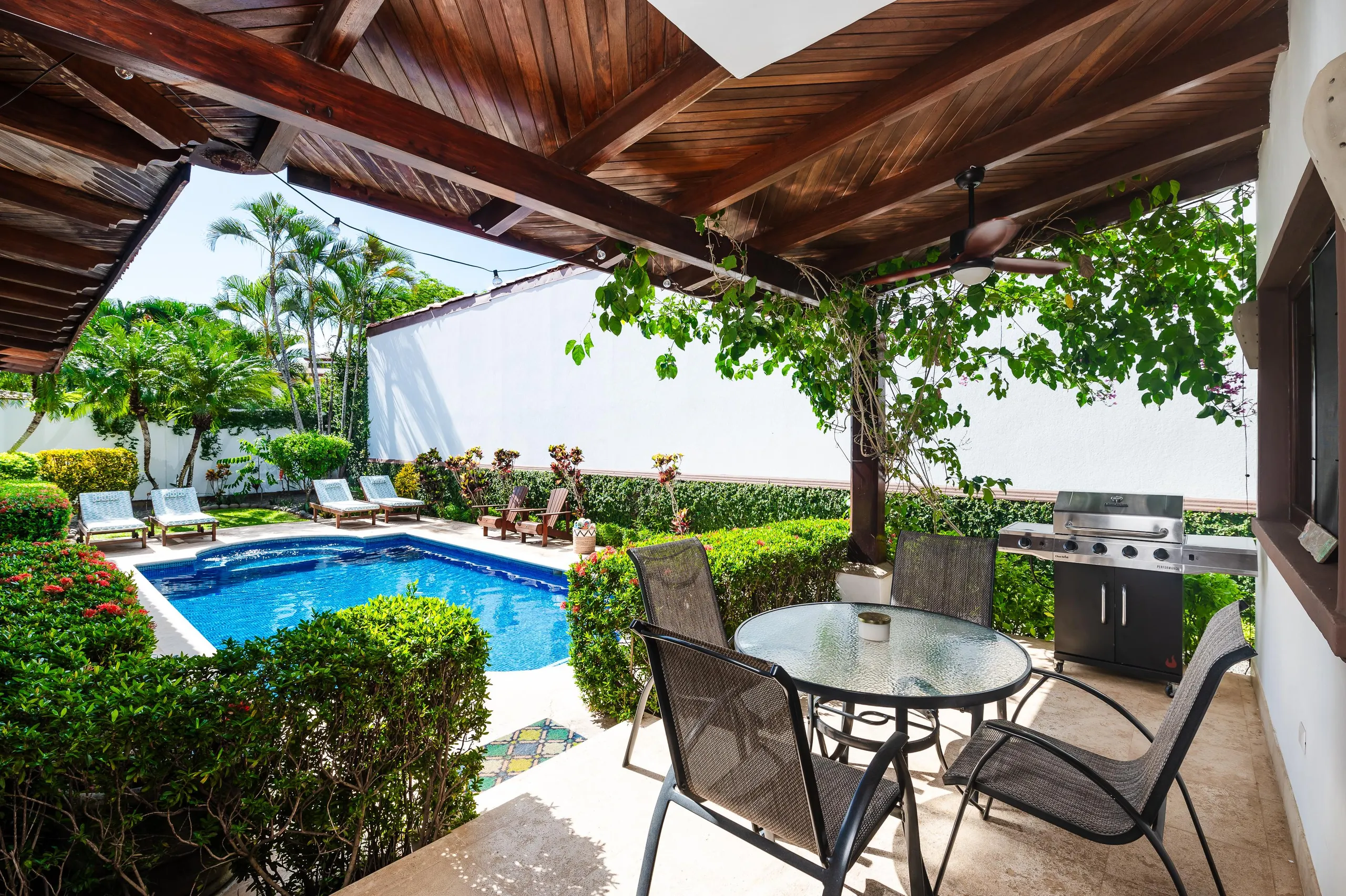 Rejuvenating Tamarindo Estate with Private Pool and Garden Grounds — photograph 2