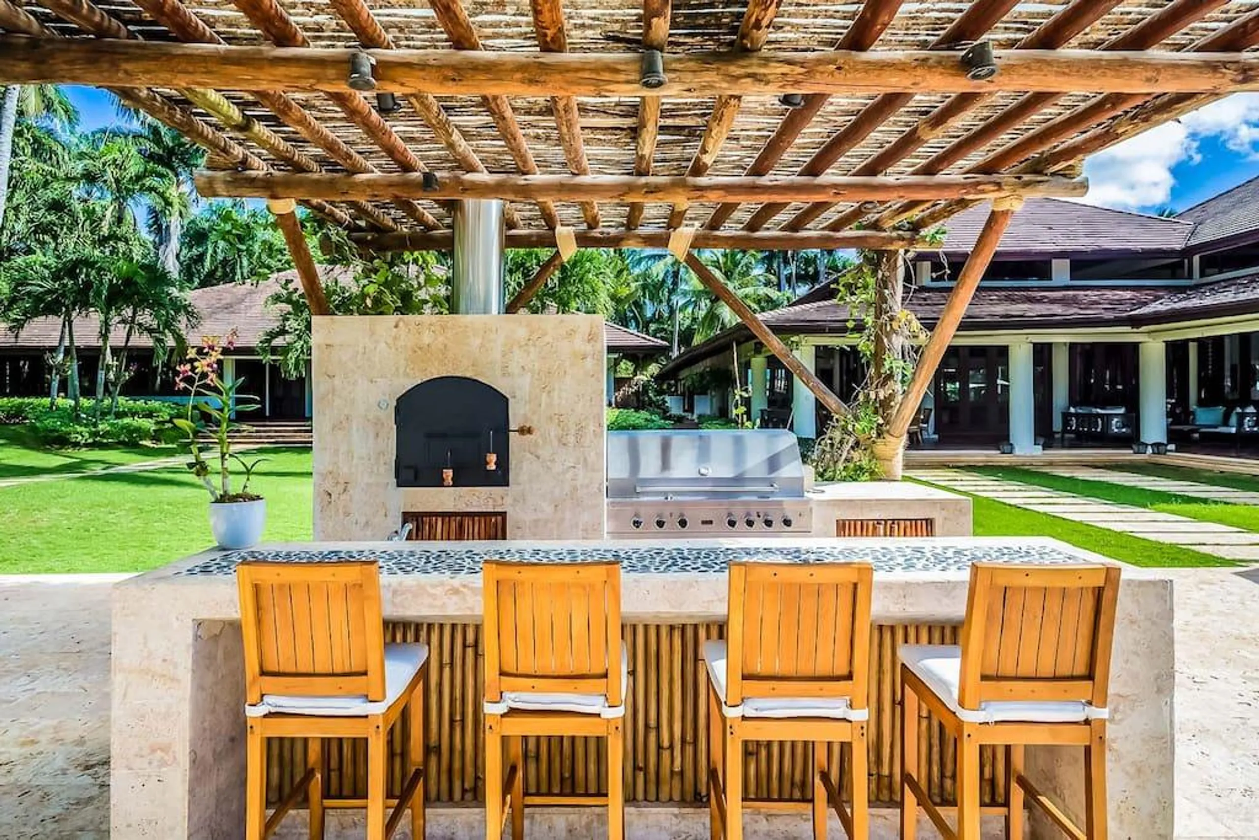 Magnificent Oceanfront Villa in La Romana with Private Pool, Outdoor Grill, and Walks to Beach — photograph 5