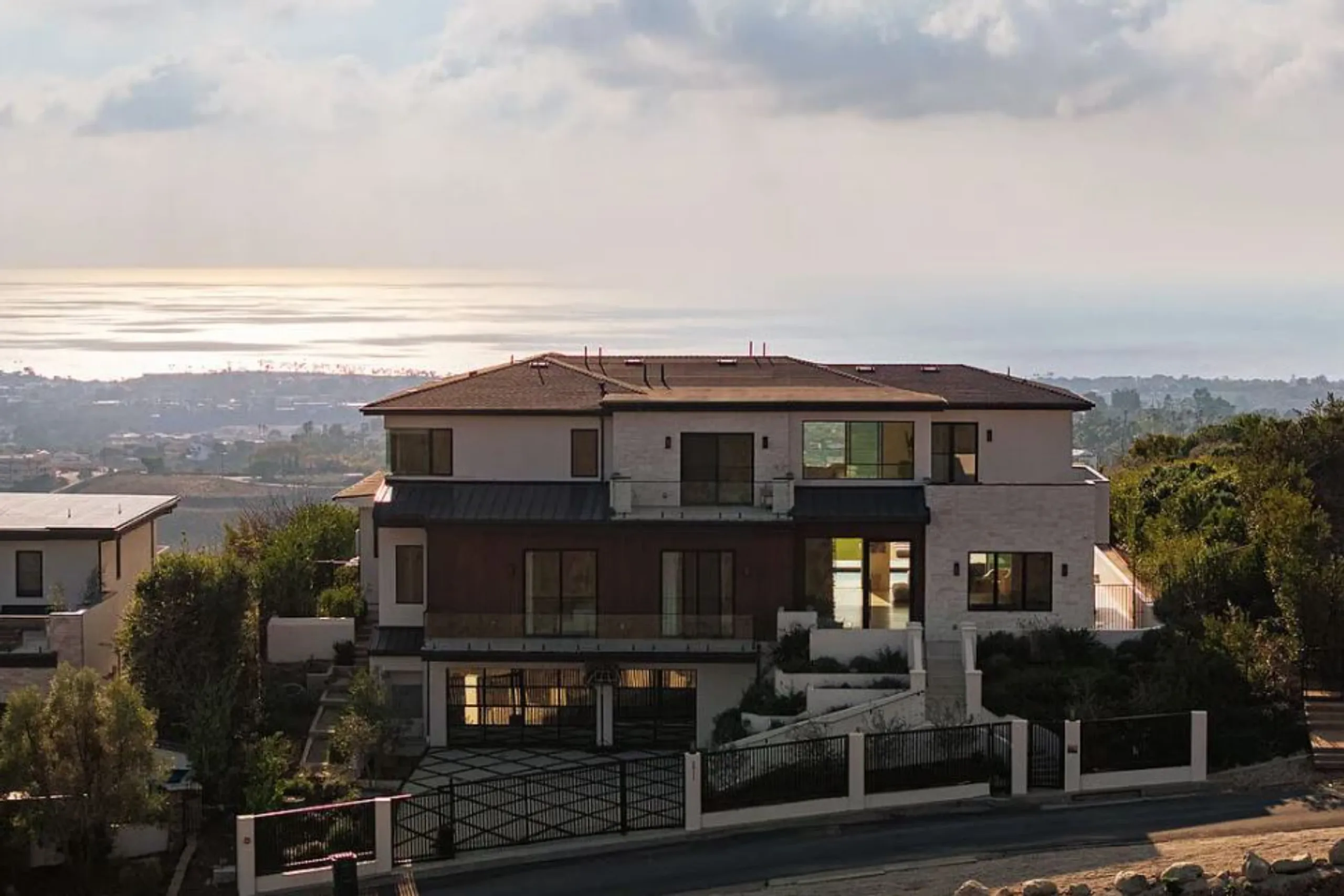 Radiant Los Angeles Modern Estate with Pool, Jacuzzi & Expansive Ocean Decks — photograph 9