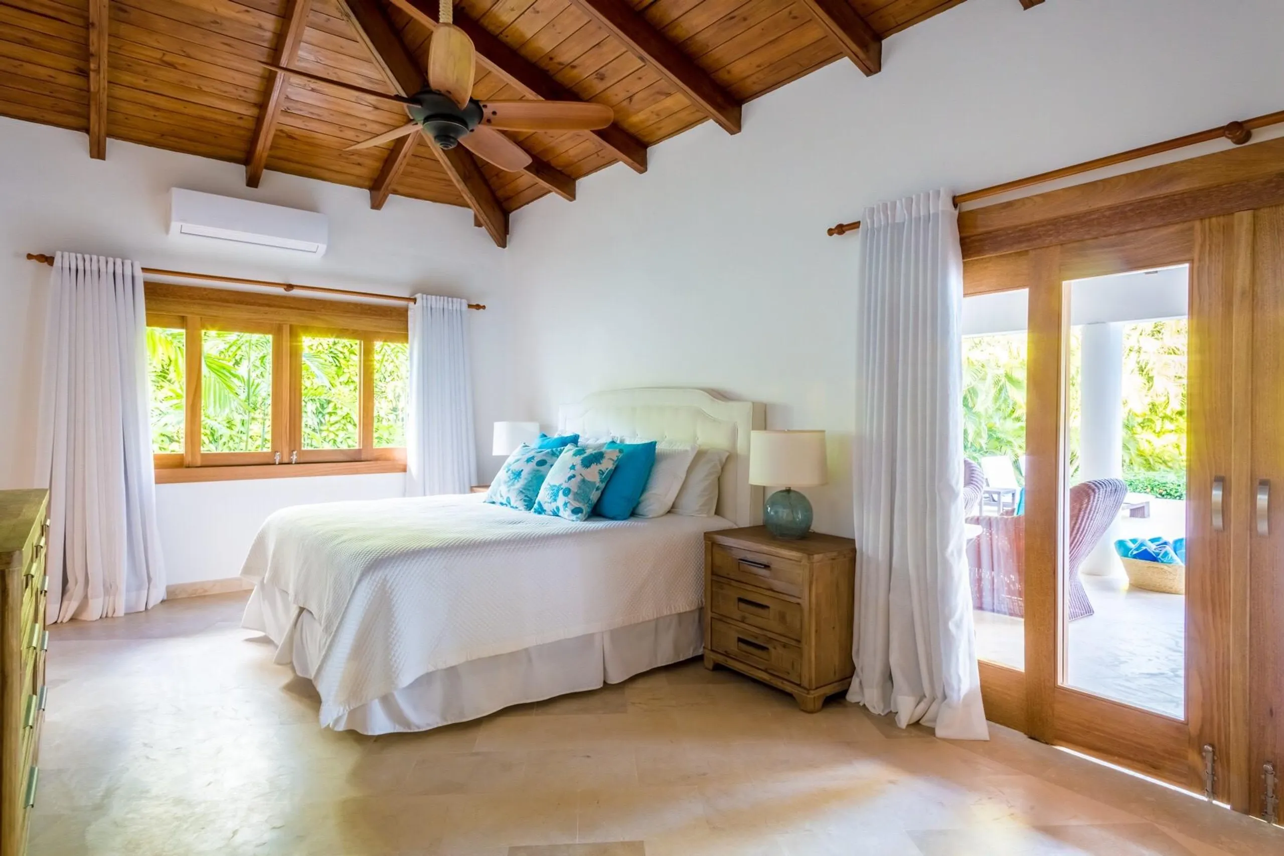 Exquisite Tropic Estate with Private Pool and Patio Dining — photograph 8
