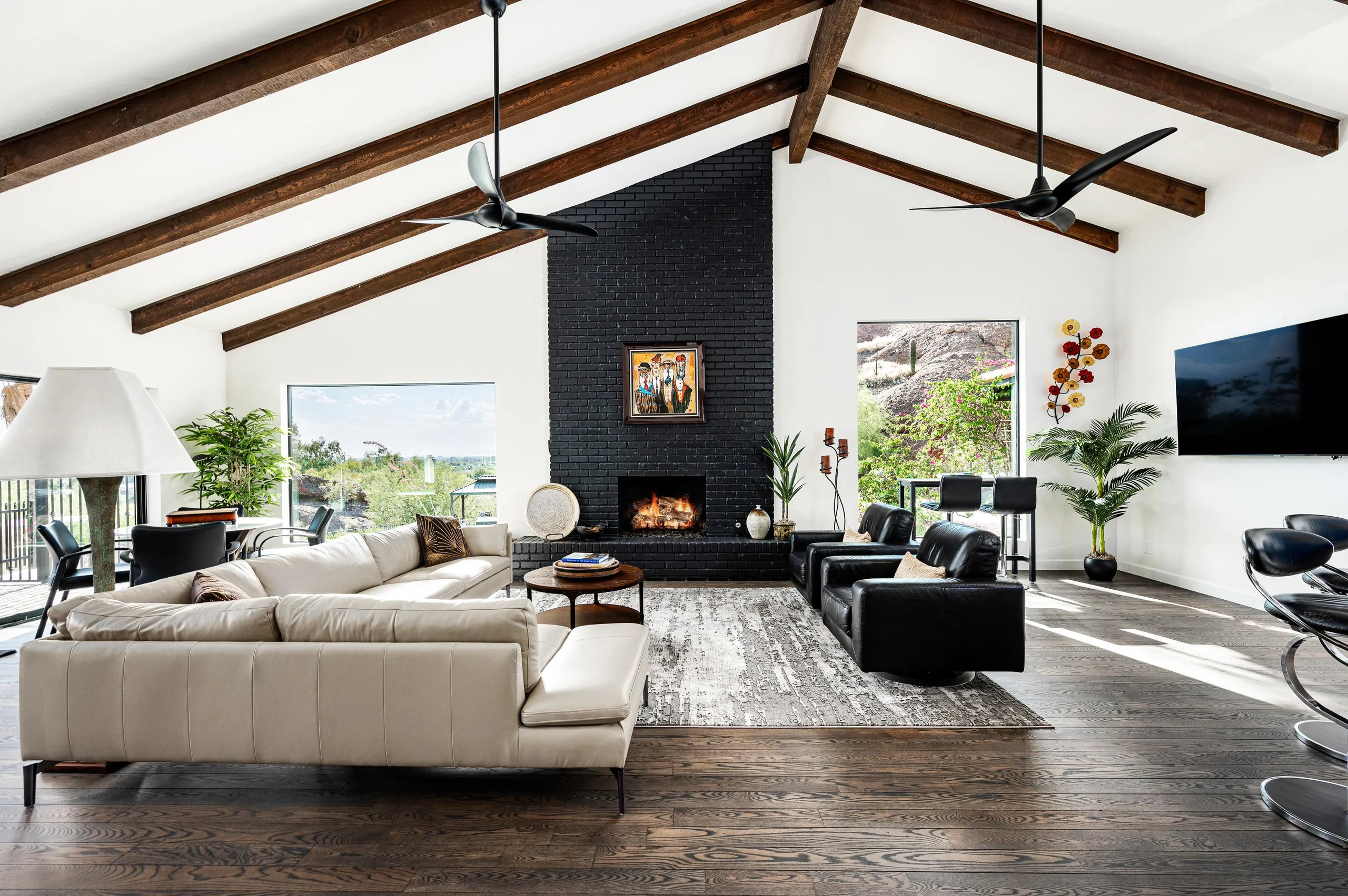 Sophisticated Mid-Century Villa with Private Pool, Hot Tub, and City Views — photograph 6
