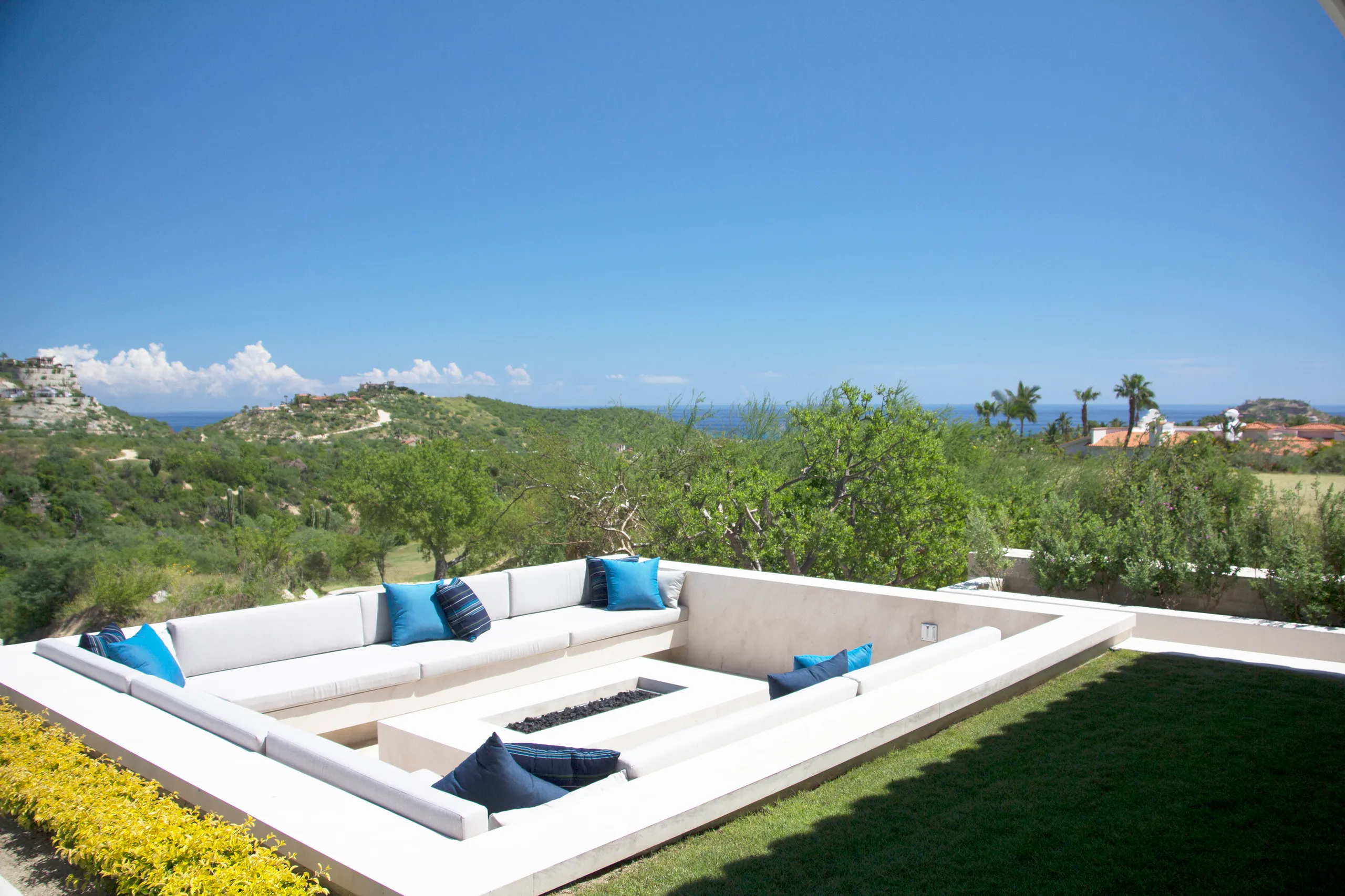 Elegant and Modern Pamilla Estate with Pool and Gorgeous Views — photograph 6