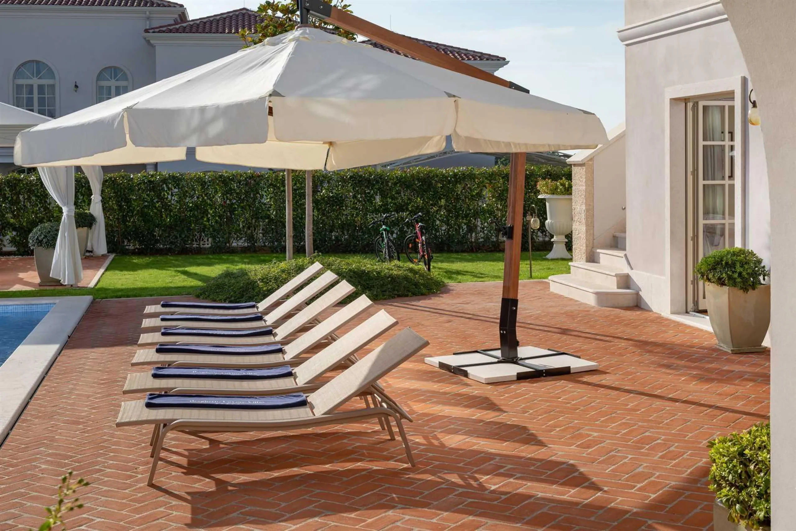 Majestic Villa with Private Pool and Stunning Garden — photograph 12