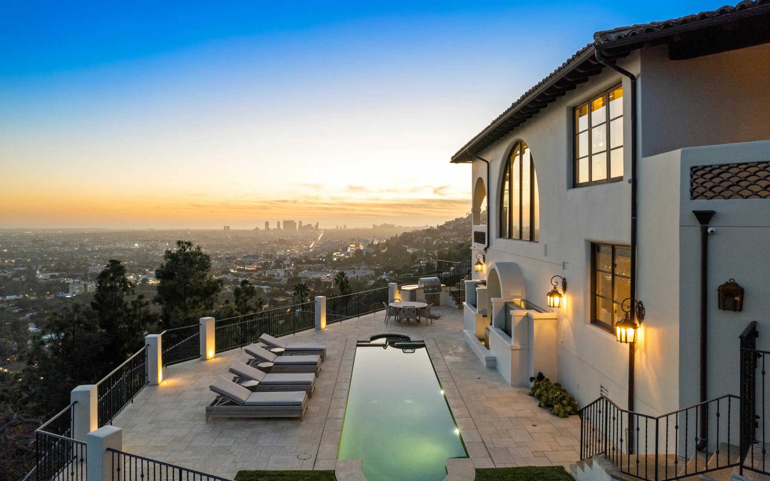 Stunning Hillside Villa with Scenic Views — photograph 3