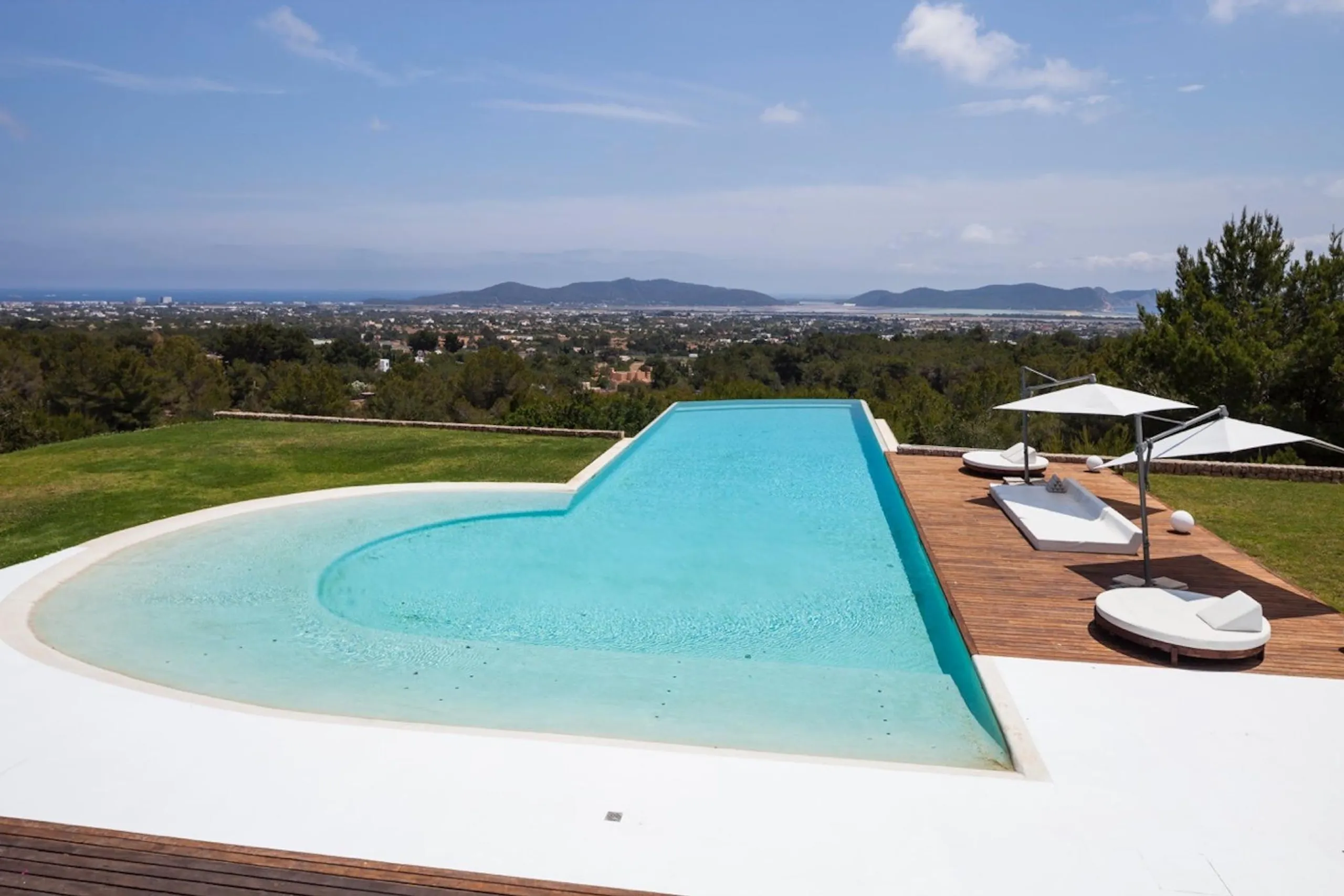 Superb Infinity View Villa with Private Pool and Sun Deck — photograph 2