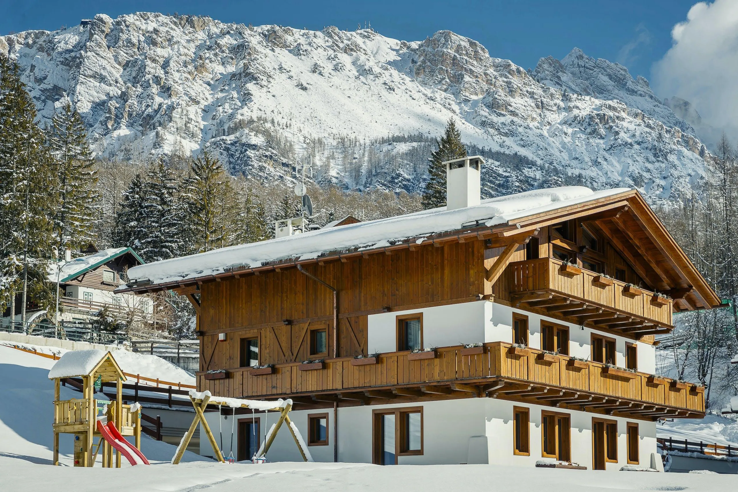 Elegant Italian Alps Chalet with Indoor Pool and Stunning Mountain Views — photograph 3