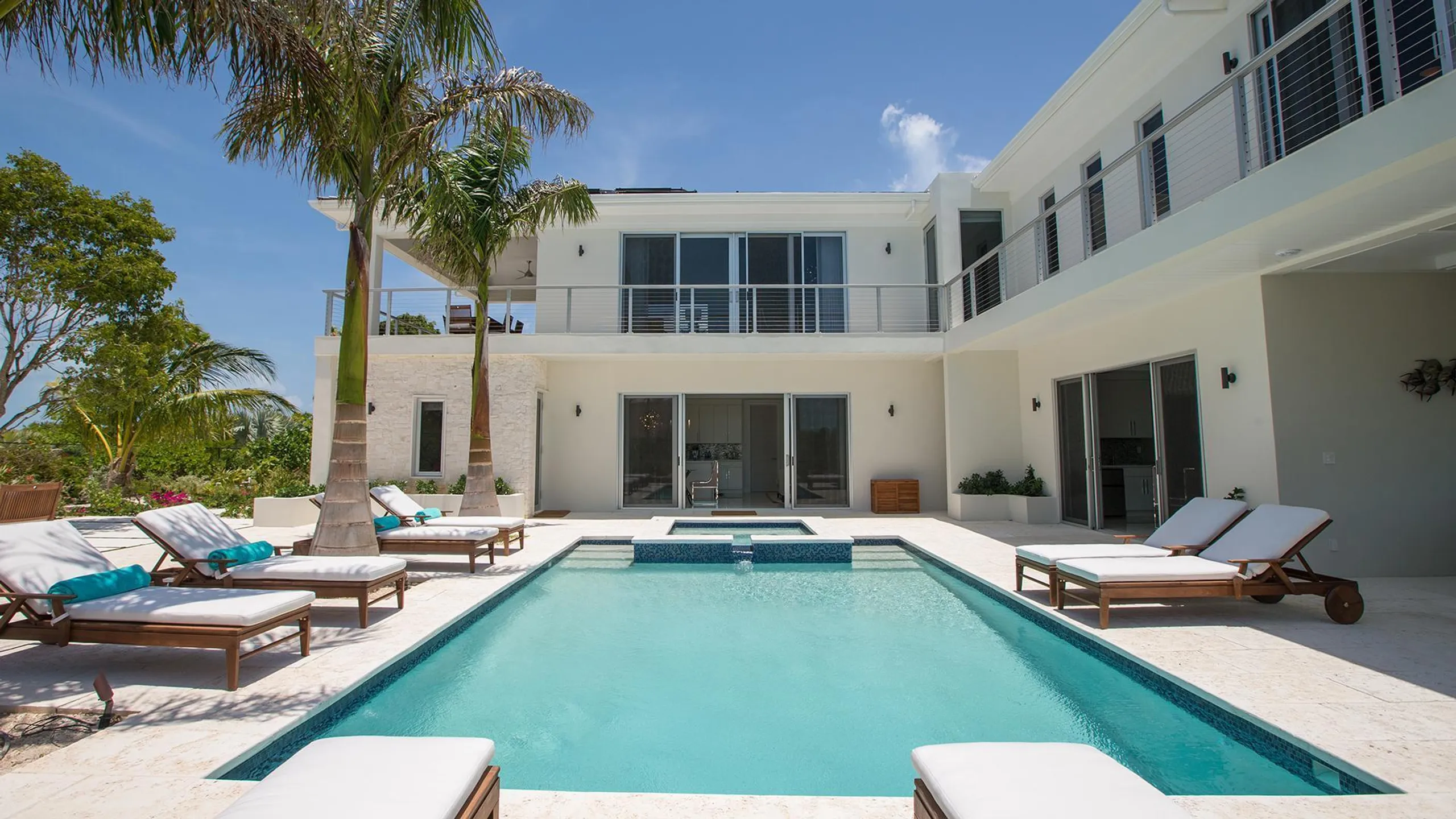 Luxurious Modern Getaway, Steps from Award-Winning Pelican Beach, Leeward Settlement