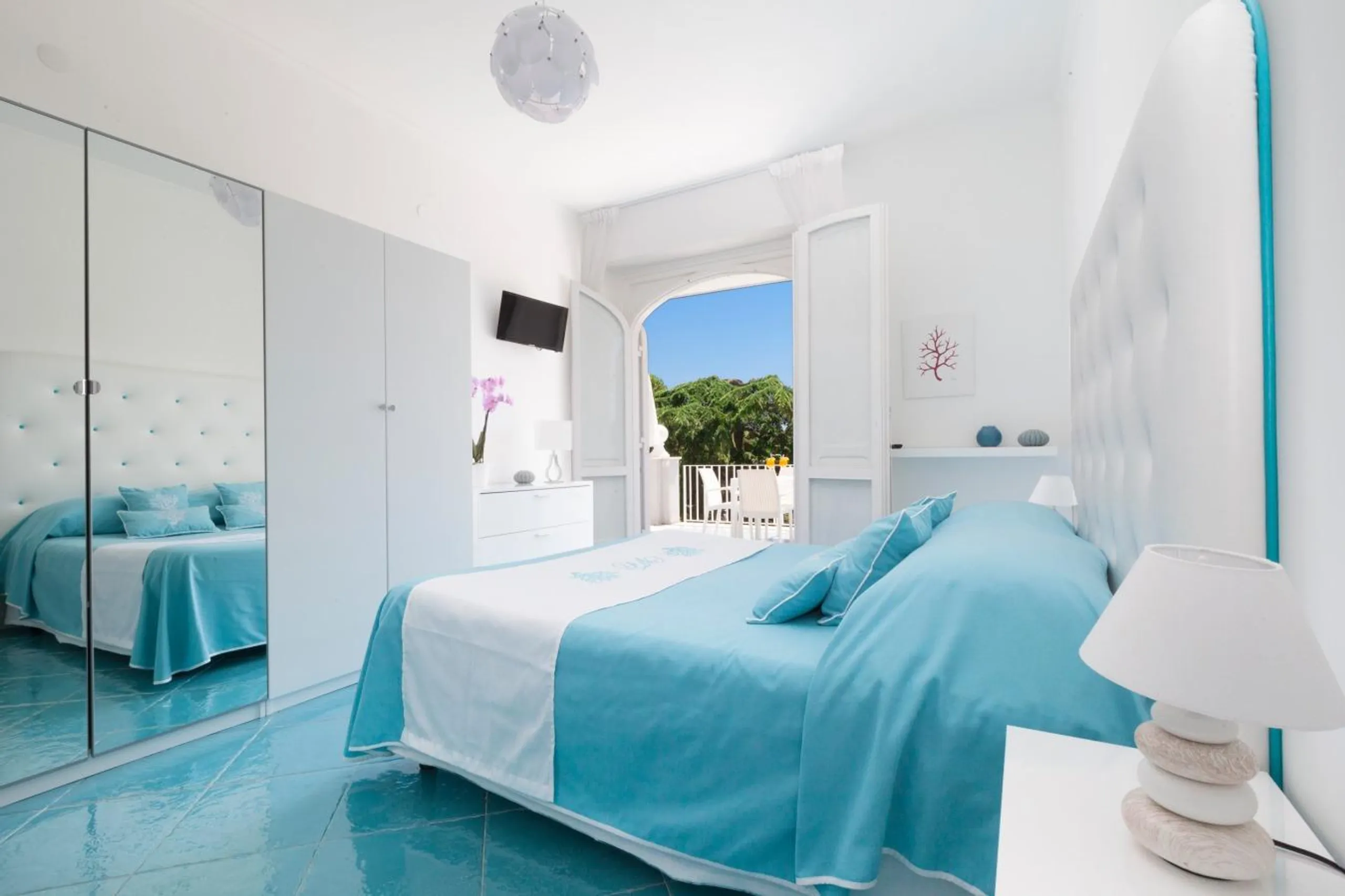 Elegant Villa with Private Pool and Peninsula Coasts View — photograph 11